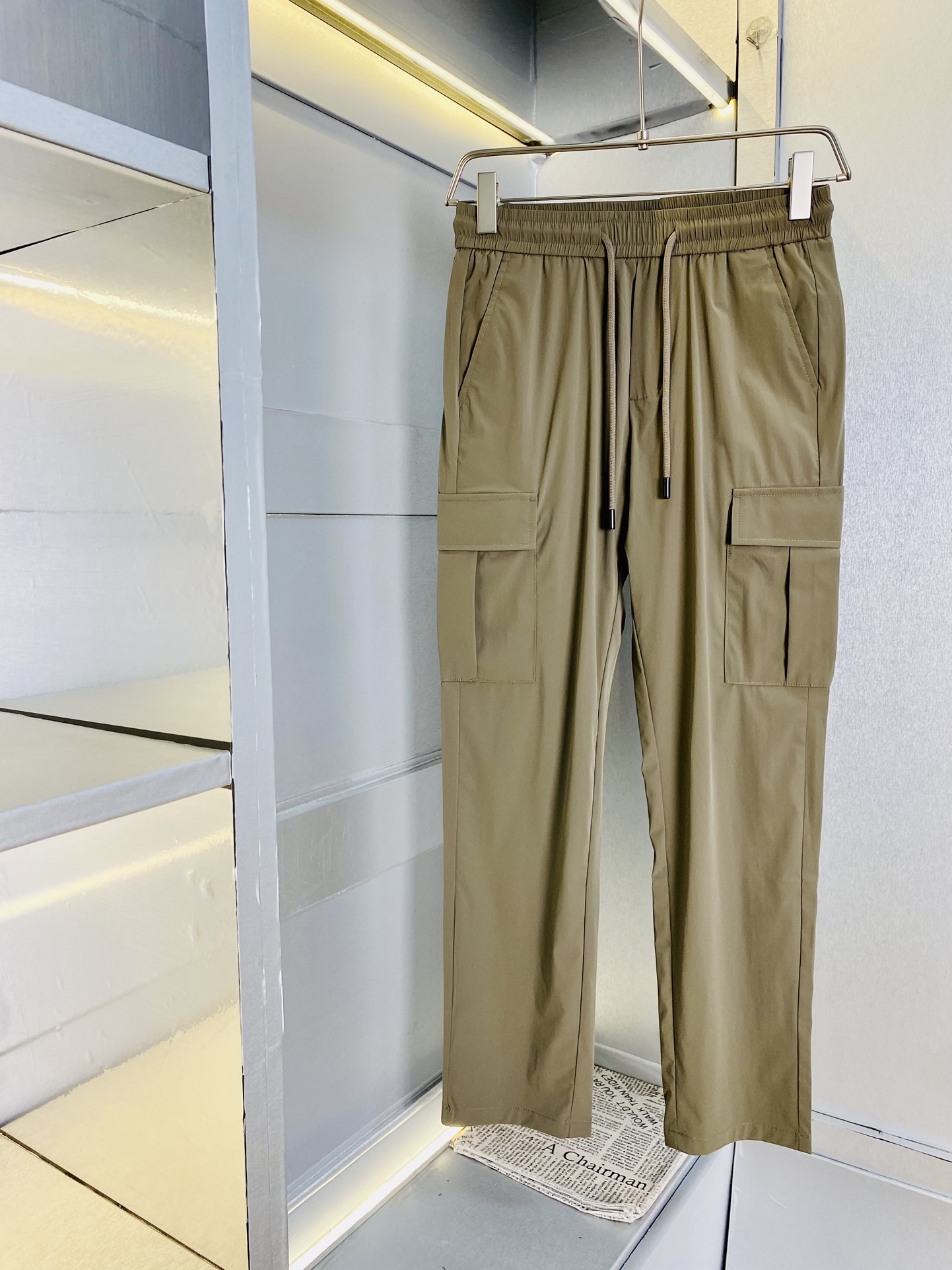 NO:132628,The original official website can wear 220 kilograms Prada Prada Simple and fashionable Early spring casual pants, wardrobe elastic pants, quick-drying pants, straight pants, trousers, very comfortable to wear, low-key and luxurious, very classy when worn, trousers, no need to say much about the style and cutting of the pants, exquisite and vivid upper body. The truly first-class quality is the real-class casual pants, elastic pants, and the choice of Turkish cotton to produce the most famous tannin cloth. The quality is excellent, and the pants are soft after heavy washing!  Straight-footed style, not picky, absolutely stylish, expert design, extremely luxurious. Number of codes: M-4XL, prada, prada, alexander wang19860909官网原单货 可穿220斤普拉达Prada 简约时尚 早春款休闲裤卫裤松紧裤速干裤直筒裤长裤身穿着非常舒适 低调不失奢华 穿出去非常有档次,裤型款式和裁剪亦无需多言 上身精致跃然.真正一等一顶级质料 真正殿堂级的休闲裤松紧裤,选用土耳其的棉花 生产出最有名的单宁布 品质卓然,经过重水洗使得裤子很柔软！直脚的版型 不挑人 上身绝对的有型 达人设计 极度奢华.码数:M-4XL,,prada,prada,alexander wang,Men's clothing