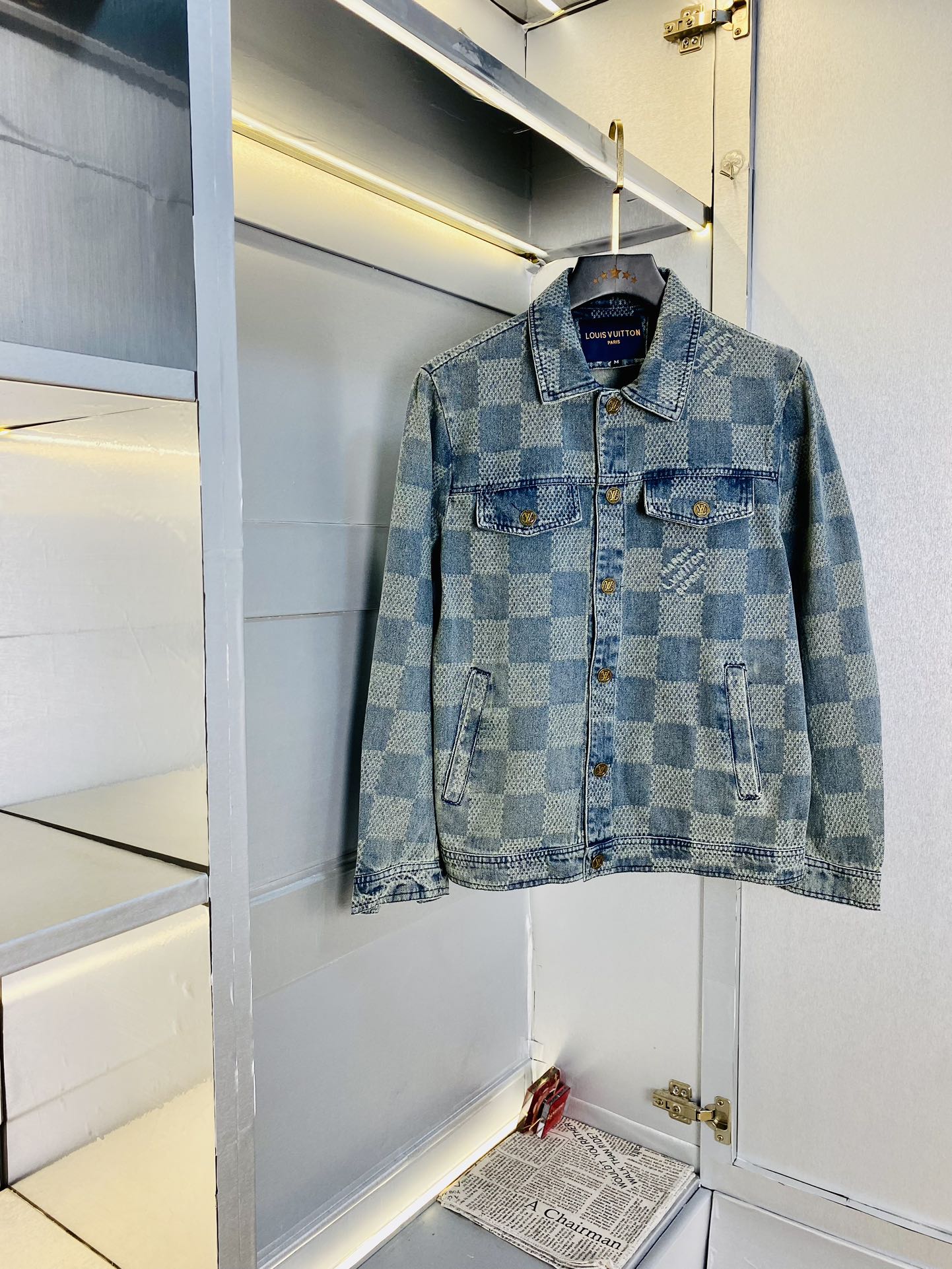 NO:119624,The original order of the official website can wear 190 catties Louis Vuitton Lv early spring model!  New denim jacket, denim jacket, high-quality, original fabric, same style as internet celebrity, mold opening custom hardware accessories, very comfortable, super versatile and beautiful jacket, non-market ordinary version, random comparison, absolutely guaranteed quality, color picture, size M-3XL,,louis vuitton,louis vuitton,jackets & coats,jackets & coats,alexander wang19860909官网原单货 可穿190斤路易威登Lv 早春款！新款牛仔外套牛仔夹克 高版本高品质 原版面料网红明星同款 开模定制五金辅料 感非常舒服 超级百搭好看的一款外套 非市场普通版本 随意对比 品质绝对保证 颜色图色 尺码M-3XL,,louis vuitton,louis vuitton,jackets & coats,jackets & coats,alexander wang,Men's clothing