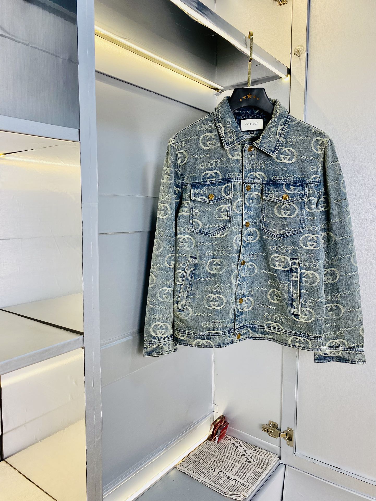 NO:119627,The original order of the official website can wear 190 kilogram Gucci early spring style!  New denim jacket denim jacket high version high quality original fabric internet celebrity celebrity style, mold opening custom hardware accessories, super versatile and beautiful jacket, non-market ordinary version, random comparison, absolutely guaranteed quality, color picture and color Size M-3XL,,gucci,jackets & coats,jackets & coats,alexander wang19860909官网原单货 可穿190斤古奇Gucci 早春款！新款牛仔外套牛仔夹克 高版本高品质 原版面料网红明星同款 开模定制五金辅料 感非常舒服 超级百搭好看的一款外套 非市场普通版本 随意对比 品质绝对保证 颜色图色 尺码M-3XL,,gucci,jackets & coats,jackets & coats,alexander wang,Men's clothing