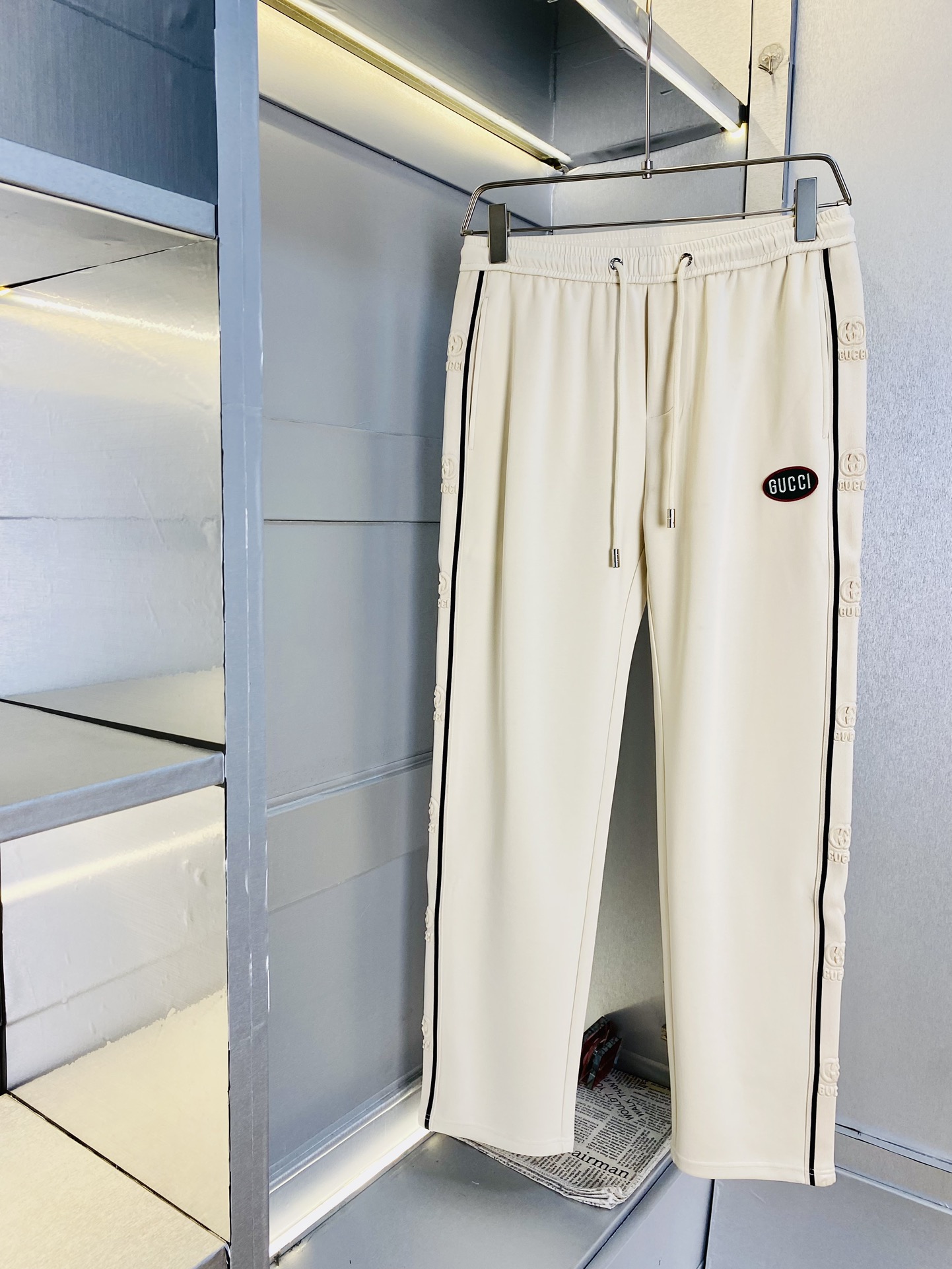 NO:159117,The original official website can wear 200 kilograms of Gucci. Simple and fashionable. Early spring casual pants and trousers are very comfortable to wear. Low-key and luxurious. They are very classy when worn. There is no need to say much about the trousers and cuts. The upper body is exquisite and vivid. The truly first-class quality is the real palace-level casual pants elastic pants, trousers, and Turkish cotton is used to produce the most famous tannin cloth. The quality is excellent, and the pants are soft after heavy washing!  Straight-footed style, not picky, the upper body is absolutely stylish, the waist is inlaid with silver jewelry, extremely luxurious. Size: M-3XL, gucci, alexander wang19860909官网原单货 可穿200斤古奇gucci 简约时尚 早春款休闲裤长裤身穿着非常舒适 低调不失奢华 穿出去非常有档次,裤型款式和裁剪亦无需多言 上身精致跃然.真正一等一顶级质料 真正殿堂级的休闲裤松紧裤卫裤,选用土耳其的棉花 生产出最有名的单宁布 品质卓然,经过重水洗使得裤子很柔软！直脚的版型 不挑人 上身绝对的有型 裤腰镶嵌银饰达人设计 极度奢华.码数:M-3XL,,gucci,alexander wang,Men's clothing