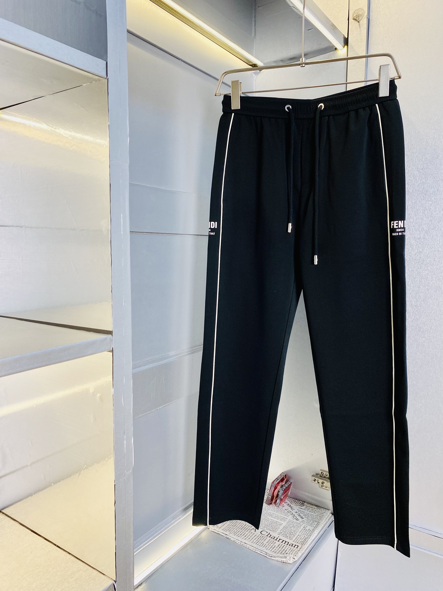 NO:129564,The original official website can wear 200 kilograms of Fendi Fendi Simple and fashionable Early spring casual pants and trousers are very comfortable to wear, low-key and luxurious, very classy when worn, and there is no need to say much about the trousers and cuts. The upper body is exquisite and vivid. The truly first-class quality is the real-class casual pants elastic pants, trousers and trousers, which are made of Turkey's cotton, and the most famous tannin cloth is excellent in quality, and the pants are very soft after heavy washing!  Straight-footed style, not picky, the upper body is absolutely stylish, the waist is inlaid with silver jewelry, extremely luxurious. Size: M-3XL, fendi, fendi, alexander wang19860909官网原单货 可穿200斤芬迪Fendi 简约时尚 早春款休闲裤长裤身穿着非常舒适 低调不失奢华 穿出去非常有档次,裤型款式和裁剪亦无需多言 上身精致跃然.真正一等一顶级质料 真正殿堂级的休闲裤松紧裤卫裤,选用土耳其的棉花 生产出最有名的单宁布 品质卓然,经过重水洗使得裤子很柔软！直脚的版型 不挑人 上身绝对的有型 裤腰镶嵌银饰达人设计 极度奢华.码数:M-3XL,,fendi,fendi,alexander wang,Men's clothing