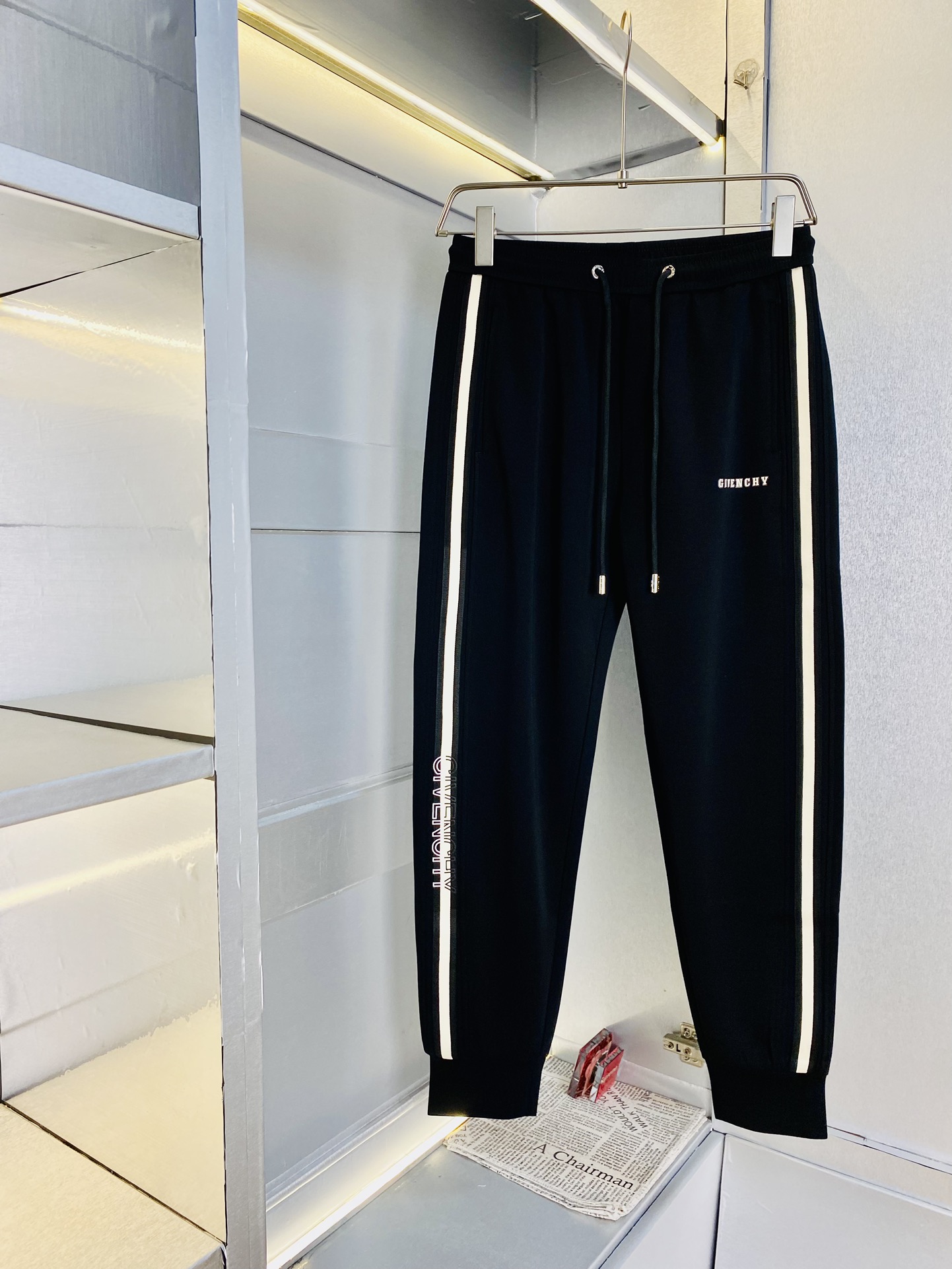 NO:159119,The original official website can wear 200 kilograms Givenchy Givenchy simple and fashionable early spring casual pants are very comfortable to wear, low-key and luxurious, very classy when worn, and there is no need to say much about the style and cutting of the pants. The upper body is exquisite and vivid. The truly first-class quality is the real palace-level casual pants elastic pants, sleeved trousers, and the cotton of Turkey produces the most famous tannin cloth. The quality is excellent, and the pants are heavy washing makes the pants very soft!  Straight-footed style, not picky, the upper body is absolutely stylish, the waist is inlaid with silver jewelry, extremely luxurious. Number of sizes: M-3XL, given, given, given, alexander wang19860909官网原单货 可穿200斤纪梵希Givenchy 简约时尚 早春款休闲裤九分裤身穿着非常舒适 低调不失奢华 穿出去非常有档次,裤型款式和裁剪亦无需多言 上身精致跃然.真正一等一顶级质料 真正殿堂级的休闲裤松紧裤卫裤,选用土耳其的棉花 生产出最有名的单宁布 品质卓然,经过重水洗使得裤子很柔软！直脚的版型 不挑人 上身绝对的有型 裤腰镶嵌银饰达人设计 极度奢华.码数:M-3XL,,givenchy,givenchy,alexander wang,Men's clothing