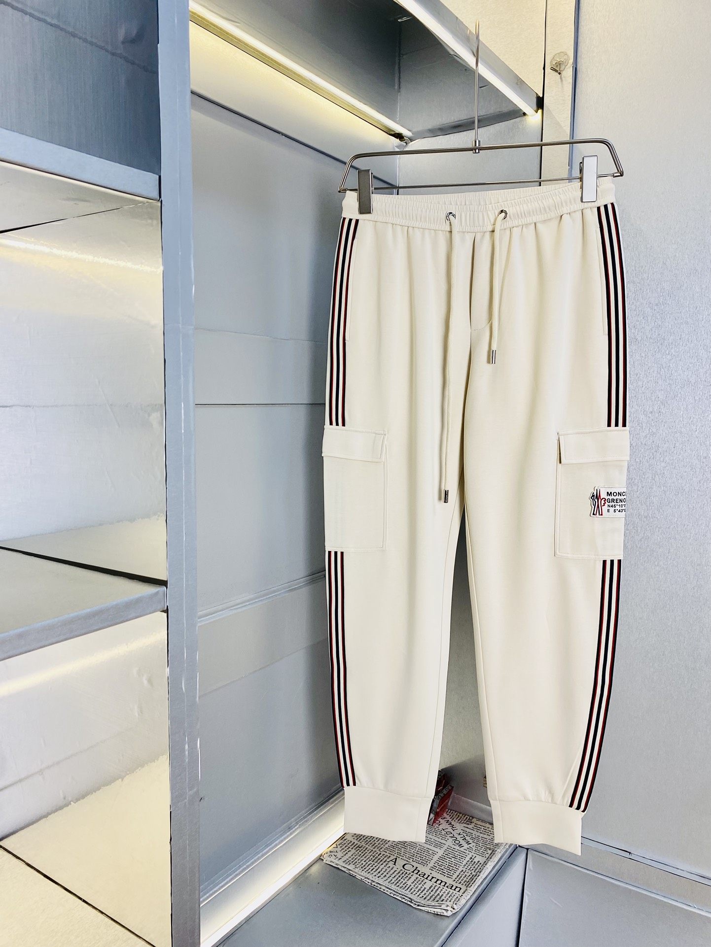 NO:130976,The original official website can wear 200 kilograms of silhouette Moncler Simple and fashionable Early spring casual pants are very comfortable to wear, low-key and luxurious, very classy when worn, and there is no need to say much about the style and cutting of the pants. The upper body is exquisite and vivid. The truly first-class quality is the real palace-level casual pants elastic pants, sleeved trousers, and the cotton of Turkey produces the most famous tannin cloth. The quality is excellent, and the pants are heavy washing makes the pants very soft!  Straight-footed style, not picky, the upper body is absolutely stylish, the waist is inlaid with silver jewelry, extremely luxurious. Number of sizes: M-3XL, christian louboutin, Moncler, alexander wang19860909官网原单货 可穿200斤蒙口Moncler 简约时尚 早春款休闲裤九分裤身穿着非常舒适 低调不失奢华 穿出去非常有档次,裤型款式和裁剪亦无需多言 上身精致跃然.真正一等一顶级质料 真正殿堂级的休闲裤松紧裤卫裤,选用土耳其的棉花 生产出最有名的单宁布 品质卓然,经过重水洗使得裤子很柔软！直脚的版型 不挑人 上身绝对的有型 裤腰镶嵌银饰达人设计 极度奢华.码数:M-3XL,,christian louboutin,Moncler,alexander wang,Men's clothing