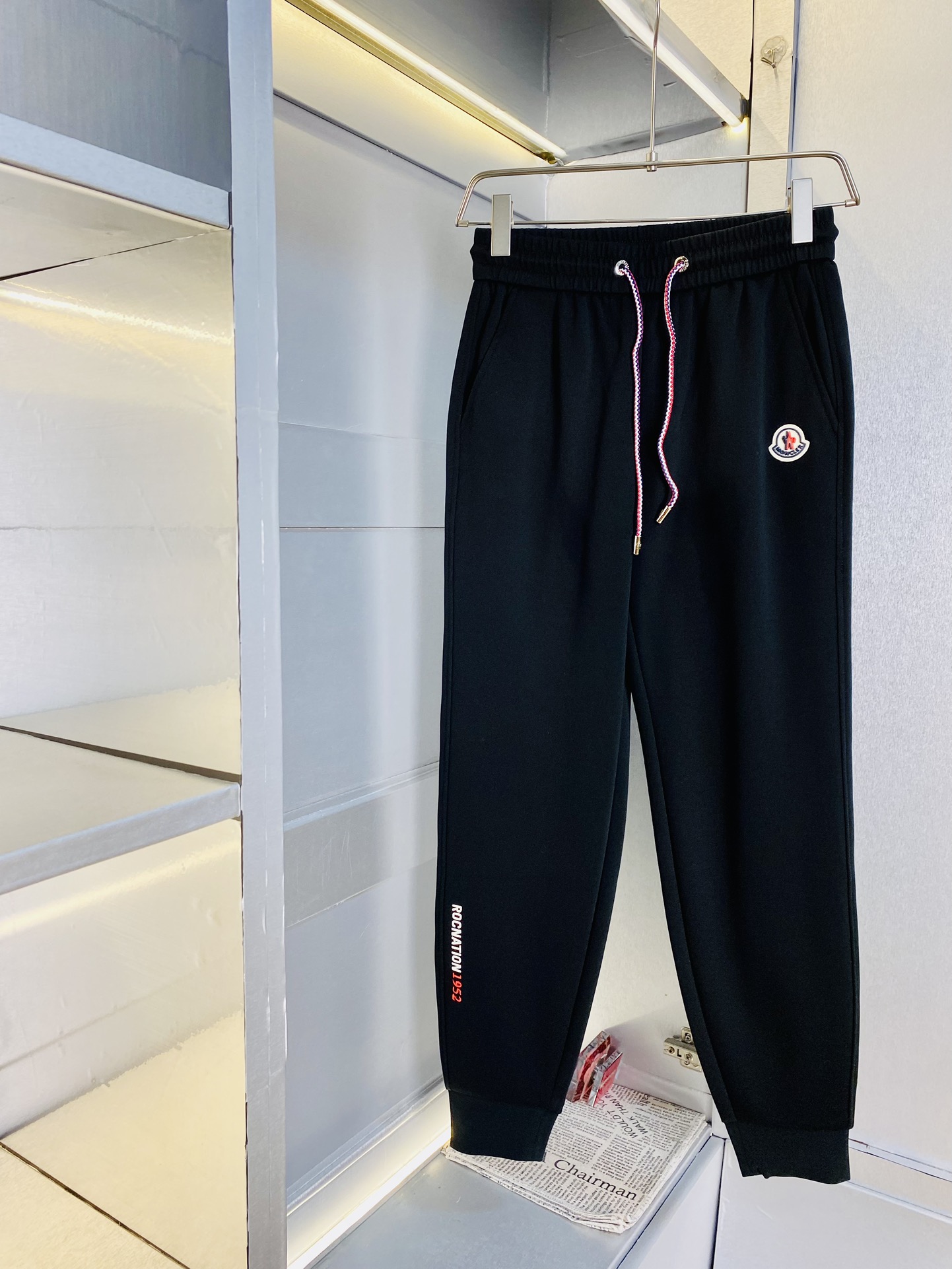 NO:159121,The original official website can wear 200 kilograms of silhouette Moncler Simple and fashionable Early spring casual pants are very comfortable to wear, low-key and luxurious, very classy when worn, and there is no need to say much about the style and cutting of the pants. The upper body is exquisite and vivid. The truly first-class quality is the real palace-level casual pants elastic pants, sleeved trousers, and the cotton of Turkey produces the most famous tannin cloth. The quality is excellent, and the pants are heavy washing makes the pants very soft!  Straight-footed style, not picky, the upper body is absolutely stylish, the waist is inlaid with silver jewelry, extremely luxurious. Number of sizes: M-3XL, christian louboutin, Moncler, alexander wang19860909官网原单货 可穿200斤蒙口Moncler 简约时尚 早春款休闲裤九分裤身穿着非常舒适 低调不失奢华 穿出去非常有档次,裤型款式和裁剪亦无需多言 上身精致跃然.真正一等一顶级质料 真正殿堂级的休闲裤松紧裤卫裤,选用土耳其的棉花 生产出最有名的单宁布 品质卓然,经过重水洗使得裤子很柔软！直脚的版型 不挑人 上身绝对的有型 裤腰镶嵌银饰达人设计 极度奢华.码数:M-3XL,,christian louboutin,Moncler,alexander wang,Men's clothing