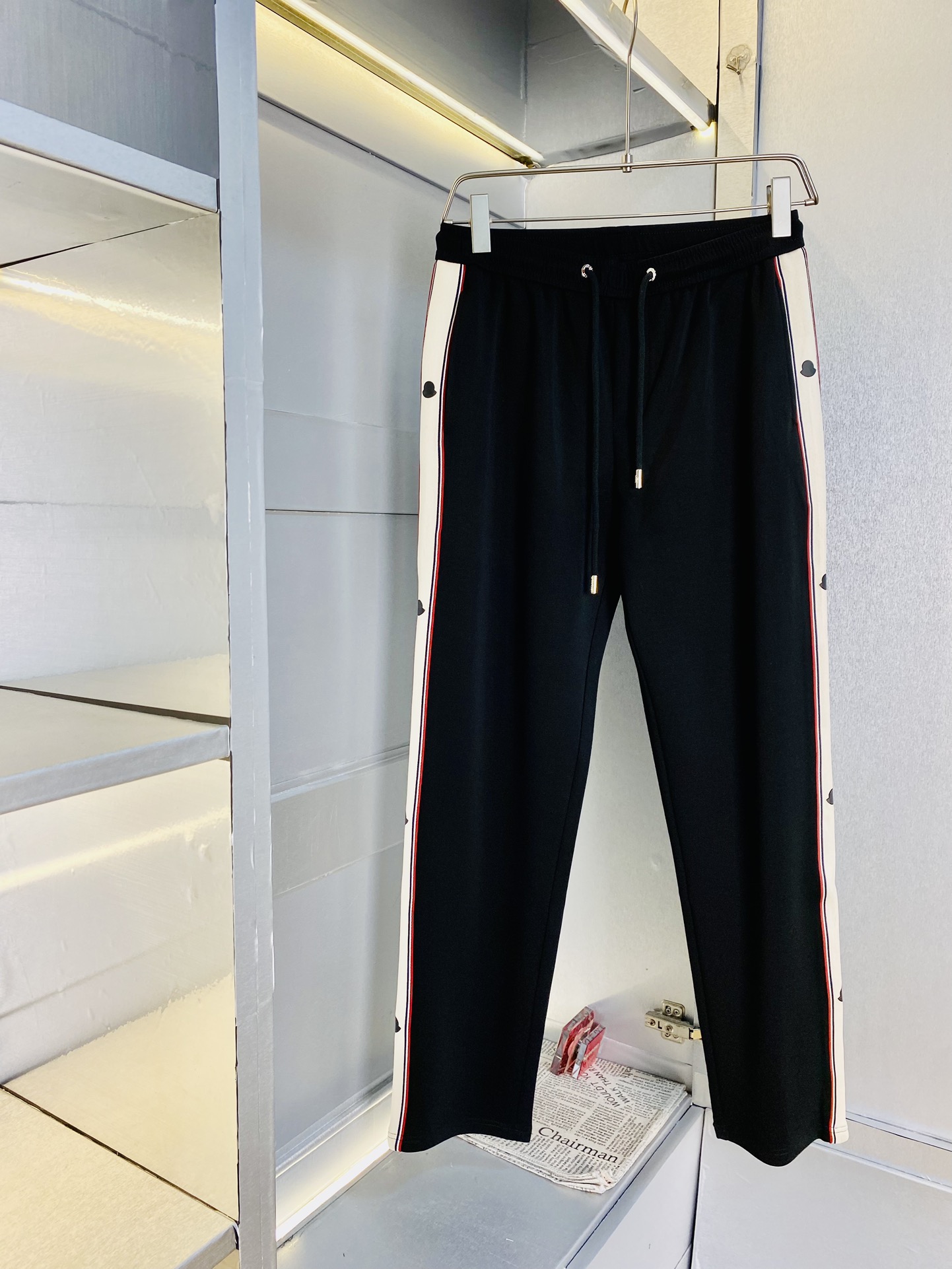 NO:159108,The original official website can wear 200 kilograms of silhouette Moncler Simple and fashionable Early spring casual pants and trousers are very comfortable to wear, low-key and luxurious, very classy when worn, and there is no need to say much about the trousers and cuts. The upper body is exquisite and vivid. The truly first-class quality is the real palace-grade casual pants elastic pants, trousers and trousers, using Turkish cotton, produce the most famous tannin cloth. The quality is excellent, and the pants are soft after heavy washing!  Straight-footed style, not picky, the upper body is absolutely stylish, the waist is inlaid with silver jewelry, extremely luxurious. Number of sizes: M-3XL, christian louboutin, Moncler, alexander wang19860909官网原单货 可穿200斤蒙口Moncler 简约时尚 早春款休闲裤长裤身穿着非常舒适 低调不失奢华 穿出去非常有档次,裤型款式和裁剪亦无需多言 上身精致跃然.真正一等一顶级质料 真正殿堂级的休闲裤松紧裤卫裤,选用土耳其的棉花 生产出最有名的单宁布 品质卓然,经过重水洗使得裤子很柔软！直脚的版型 不挑人 上身绝对的有型 裤腰镶嵌银饰达人设计 极度奢华.码数:M-3XL,,christian louboutin,Moncler,alexander wang,Men's clothing