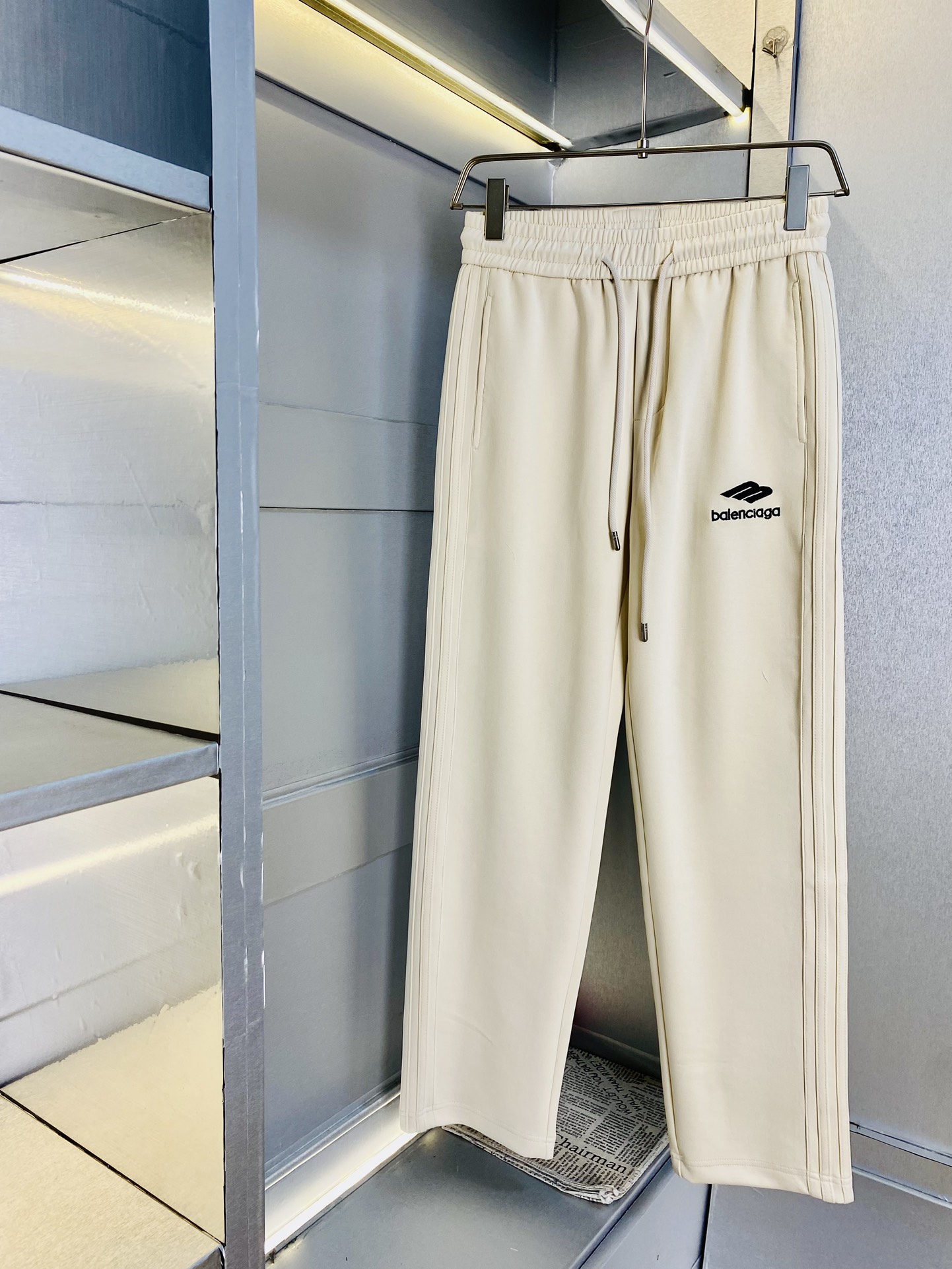 NO:159110,The original official website can wear 200 kilograms of Balenciaga. Simple and fashionable. Early spring casual pants and trousers are very comfortable to wear, low-key and luxurious. They are very classy when worn. There is no need to say much about the style and cutting of the pants. The upper body is exquisite and vivid. The truly first-class quality is the real-class casual pants, elastic pants, trousers, and Turkish cotton. The most famous tannin cloth is produced. The quality is excellent, and the pants are soft after heavy washing!  Straight-footed style, not picky, the upper body is absolutely stylish, the waist is inlaid with silver jewelry, extremely luxurious. Size: M-3XL, balenciaga, balenciaga, alexander wang19860909官网原单货 可穿200斤巴黎世家Balenciaga 简约时尚 早春款休闲裤长裤身穿着非常舒适 低调不失奢华 穿出去非常有档次,裤型款式和裁剪亦无需多言 上身精致跃然.真正一等一顶级质料 真正殿堂级的休闲裤松紧裤卫裤,选用土耳其的棉花 生产出最有名的单宁布 品质卓然,经过重水洗使得裤子很柔软！直脚的版型 不挑人 上身绝对的有型 裤腰镶嵌银饰达人设计 极度奢华.码数:M-3XL,,balenciaga,balenciaga,alexander wang,Men's clothing