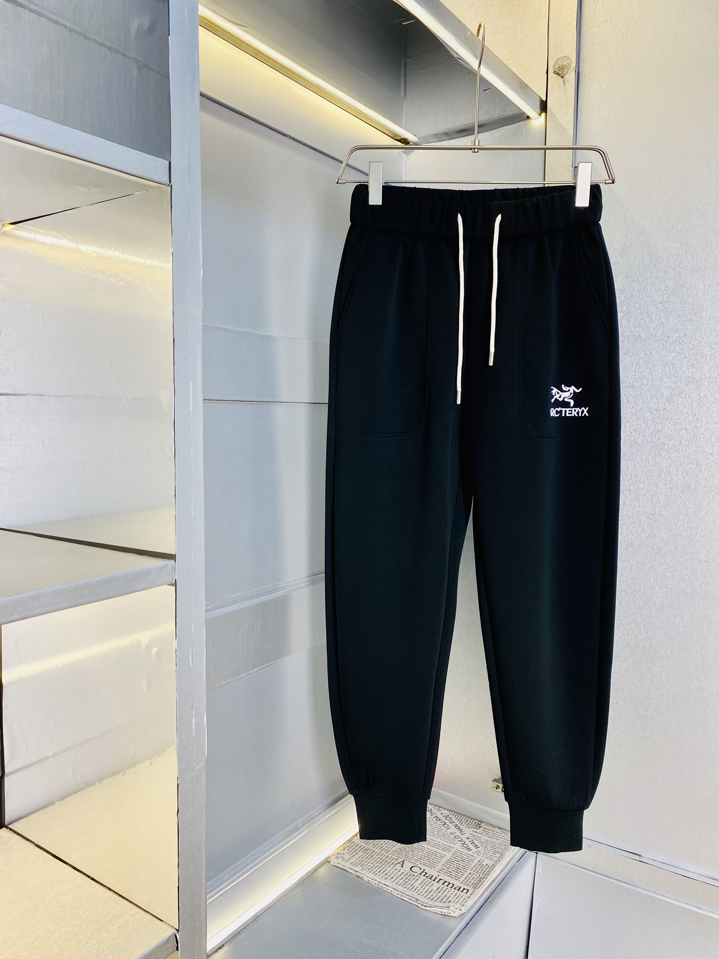 NO:159112,The original official website can wear 200 kilograms of Archaeopteryx. Simple and fashionable. Early spring casual pants are very comfortable to wear, low-key and luxurious. They are very classy when worn. There is no need to say much about the style and cutting of the pants. The upper body is exquisite and vivid. The truly first-class quality is the real palace-level casual pants elastic pants, which are made of Turkish cotton and produce the most famous tannin cloth. The quality is excellent, and the pants are soft after heavy washing!  Straight-footed style, not picky, the upper body is absolutely stylish, the waist is inlaid with silver jewelry, extremely luxurious. Size: M-3XL, arc'teryx, alexander wang19860909官网原单货 可穿200斤始祖鸟Arcteryx 简约时尚 早春款休闲裤九分裤身穿着非常舒适 低调不失奢华 穿出去非常有档次,裤型款式和裁剪亦无需多言 上身精致跃然.真正一等一顶级质料 真正殿堂级的休闲裤松紧裤卫裤,选用土耳其的棉花 生产出最有名的单宁布 品质卓然,经过重水洗使得裤子很柔软！直脚的版型 不挑人 上身绝对的有型 裤腰镶嵌银饰达人设计 极度奢华.码数:M-3XL,arc'teryx,alexander wang,Men's clothing