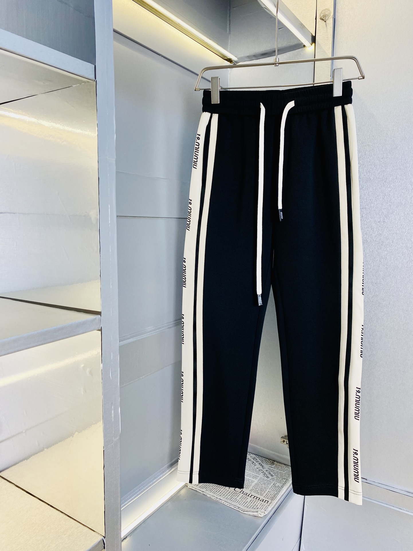 NO:159113,The original official website can wear 200 kilograms of MiuMiuMiu. Simple and fashionable. Early spring casual pants and trousers are very comfortable to wear, low-key and luxurious. They are very classy when worn. There is no need to say much about the trousers and cuts. The upper body is exquisite and vivid. The truly first-class quality is the real-class casual pants, elastic pants, trousers, and Turkish cotton, which produces the most famous tannin cloth. The quality is excellent, and the pants are soft after heavy washing!  Straight-footed style, not picky, the upper body is absolutely stylish, the waist is inlaid with silver jewelry, extremely luxurious. Size: M-3XL, miumiu, alexander wang19860909官网原单货 可穿200斤缪缪MiuMiu 简约时尚 早春款休闲裤长裤身穿着非常舒适 低调不失奢华 穿出去非常有档次,裤型款式和裁剪亦无需多言 上身精致跃然.真正一等一顶级质料 真正殿堂级的休闲裤松紧裤卫裤,选用土耳其的棉花 生产出最有名的单宁布 品质卓然,经过重水洗使得裤子很柔软！直脚的版型 不挑人 上身绝对的有型 裤腰镶嵌银饰达人设计 极度奢华.码数:M-3XL,,miumiu,alexander wang,Men's clothing