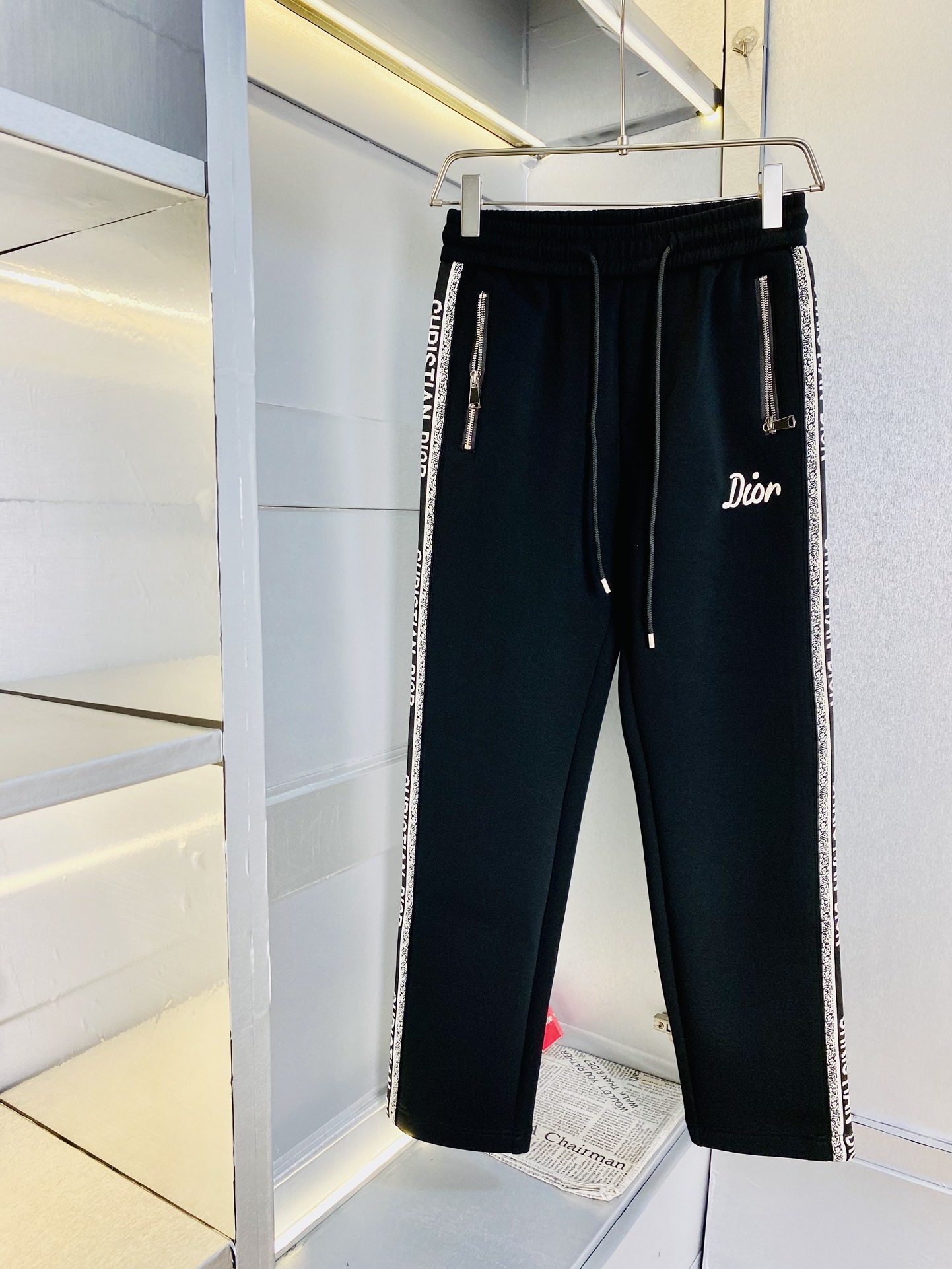 NO:130979,The original item on the official website can wear 200 kilogram Dior. Simple and fashionable. The autumn and winter casual pants are very comfortable to wear. Low-key and luxurious. They are very classy when worn. There is no need to say much about the style and cutting of the pants. The upper body is exquisite and vivid. The truly first-class quality is the true palace-level casual pants, elastic pants, trousers, and Turkish cotton. The most famous tannin cloth is produced. The quality is excellent, and the pants are soft after heavy washing!  Straight-footed style, not picky, the upper body is absolutely stylish, the waist is inlaid with silver jewelry, extremely luxurious. Size: M-3XL,,dior,dior,alexander wang19860909官网原单货 可穿200斤迪奥Dior 简约时尚 秋冬款休闲裤长裤身穿着非常舒适 低调不失奢华 穿出去非常有档次,裤型款式和裁剪亦无需多言 上身精致跃然.真正一等一顶级质料 真正殿堂级的休闲裤松紧裤卫裤,选用土耳其的棉花 生产出最有名的单宁布 品质卓然,经过重水洗使得裤子很柔软！直脚的版型 不挑人 上身绝对的有型 裤腰镶嵌银饰达人设计 极度奢华.码数:M-3XL,,dior,dior,alexander wang,Men's clothing