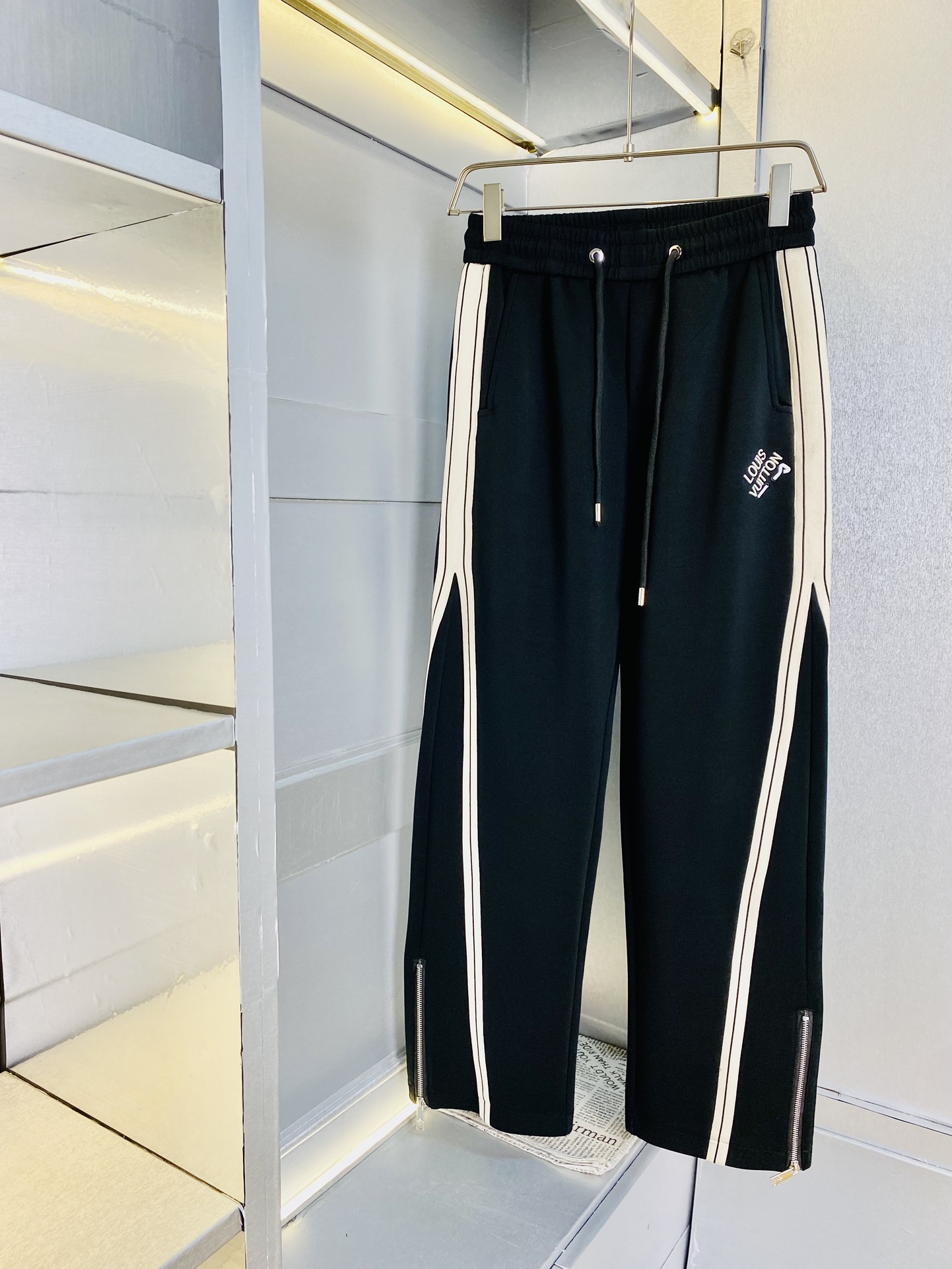 NO:129559,The original official website can wear 200 kilograms of Louis Vuitton Lv. Simple and fashionable. The autumn and winter casual pants are very comfortable to wear, low-key and luxurious. They are very classy when worn. There is no need to say much about the trousers and cuts. The upper body is exquisite and vivid. The truly first-class quality is the real palace-grade casual pants elastic pants, which are made of Turkey cotton and produce the most famous tannin cloth. The quality is excellent, and the pants are soft after heavy washing!  Straight-footed style, not picky, the upper body is absolutely stylish, the waist is inlaid with silver jewelry, extremely luxurious. Size: M-3XL,,louis vuitton,louis vuitton,alexander wang19860909官网原单货 可穿200斤路易威登Lv 简约时尚 秋冬款休闲裤长裤身穿着非常舒适 低调不失奢华 穿出去非常有档次,裤型款式和裁剪亦无需多言 上身精致跃然.真正一等一顶级质料 真正殿堂级的休闲裤松紧裤卫裤,选用土耳其的棉花 生产出最有名的单宁布 品质卓然,经过重水洗使得裤子很柔软！直脚的版型 不挑人 上身绝对的有型 裤腰镶嵌银饰达人设计 极度奢华.码数:M-3XL,,louis vuitton,louis vuitton,alexander wang,Men's clothing