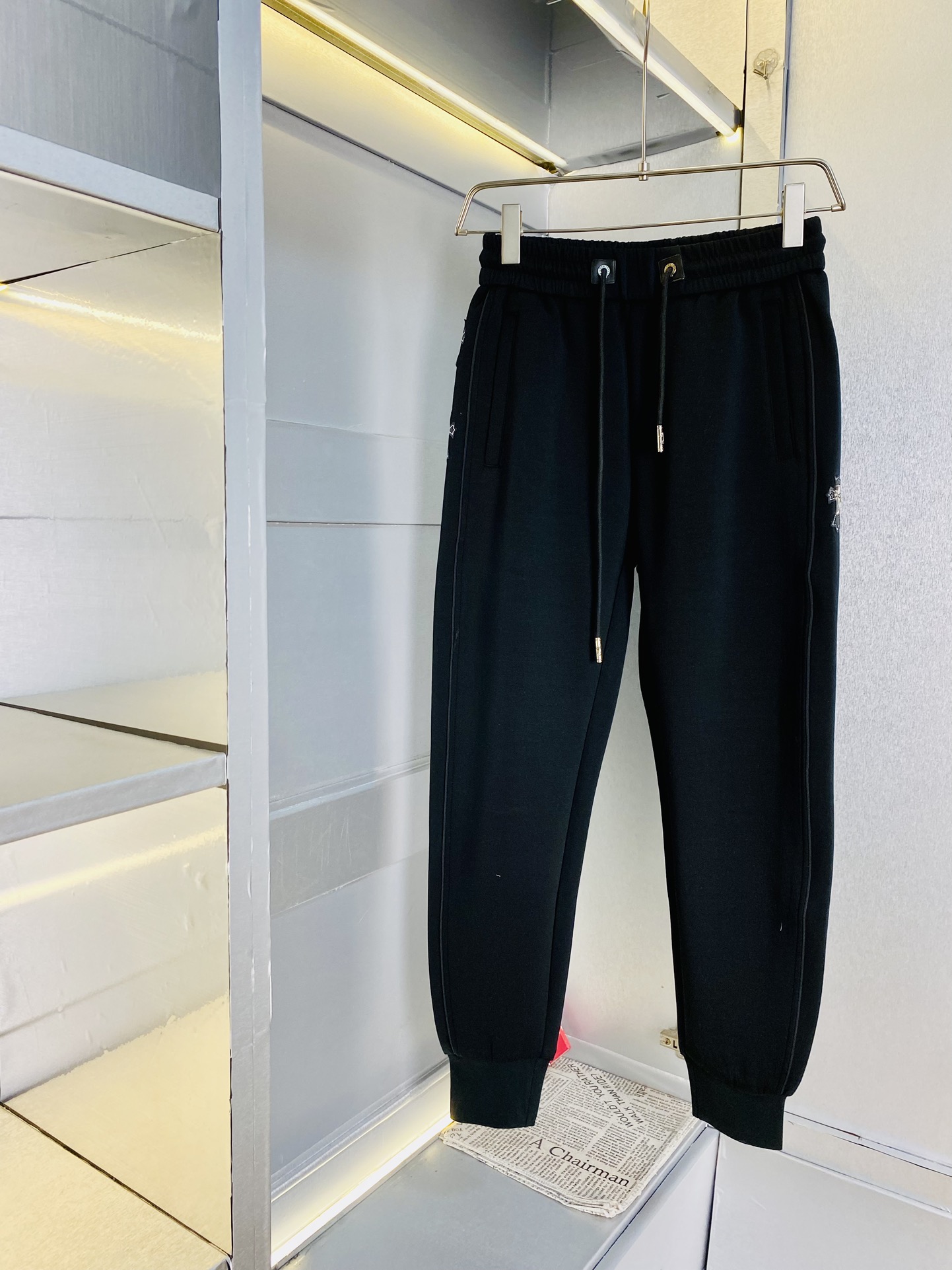 NO:159114,The original official website can wear 200 kilogram ChromeHearts Simple and fashionable autumn and winter casual pants are very comfortable to wear, low-key and luxurious, very classy when worn, and there is no need to say much about the style and cutting of the pants. The upper body is exquisite and vivid. The truly first-class quality is the real palace-level casual pants elastic pants, sleeved trousers, and the cotton of Turkey produces the most famous tannin cloth. The quality is excellent, and the pants are heavy washing makes the pants very soft!  Straight-footed style, not picky, the upper body is absolutely stylish, the waist is inlaid with silver jewelry, extremely luxurious. Number of sizes: M-3XL, chrome hearts, chrome hearts, alexander wang19860909官网原单货 可穿200斤克罗心ChromeHearts 简约时尚 秋冬款休闲裤九分裤身穿着非常舒适 低调不失奢华 穿出去非常有档次,裤型款式和裁剪亦无需多言 上身精致跃然.真正一等一顶级质料 真正殿堂级的休闲裤松紧裤卫裤,选用土耳其的棉花 生产出最有名的单宁布 品质卓然,经过重水洗使得裤子很柔软！直脚的版型 不挑人 上身绝对的有型 裤腰镶嵌银饰达人设计 极度奢华.码数:M-3XL,,chrome hearts,chrome hearts,alexander wang,Men's clothing