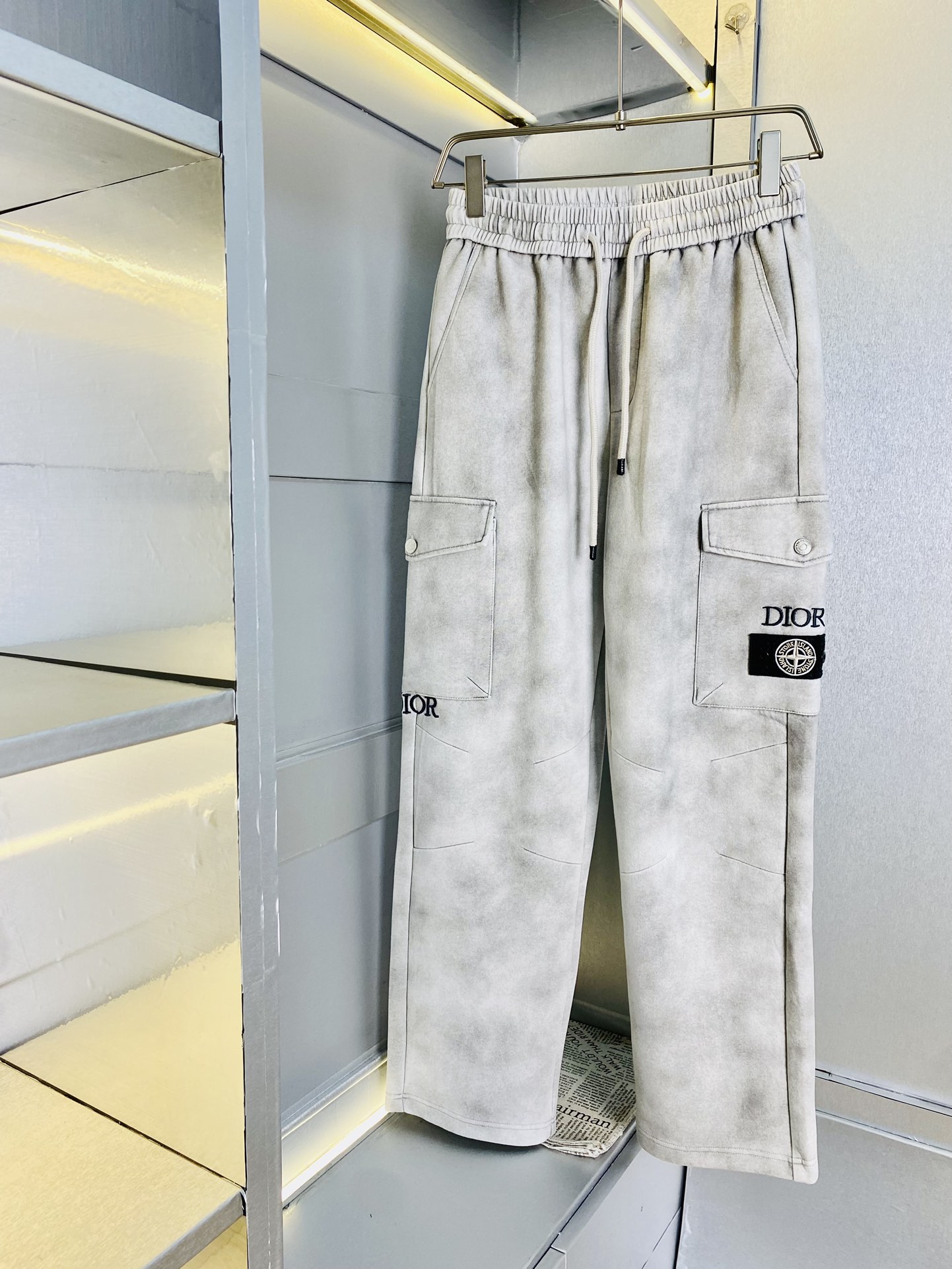 NO:129562,The original item on the official website can wear 200 kilogram Dior. Simple and fashionable. The autumn and winter casual pants are very comfortable to wear. Low-key and luxurious. They are very classy when worn. There is no need to say much about the style and cutting of the pants. The upper body is exquisite and vivid. The truly first-class quality is the true palace-level casual pants, elastic pants, trousers, and Turkish cotton. The most famous tannin cloth is produced. The quality is excellent, and the pants are soft after heavy washing!  Straight-footed style, not picky, the upper body is absolutely stylish, the waist is inlaid with silver jewelry, extremely luxurious. Size: M-3XL,,dior,dior,alexander wang19860909官网原单货 可穿200斤迪奥Dior 简约时尚 秋冬款休闲裤长裤身穿着非常舒适 低调不失奢华 穿出去非常有档次,裤型款式和裁剪亦无需多言 上身精致跃然.真正一等一顶级质料 真正殿堂级的休闲裤松紧裤卫裤,选用土耳其的棉花 生产出最有名的单宁布 品质卓然,经过重水洗使得裤子很柔软！直脚的版型 不挑人 上身绝对的有型 裤腰镶嵌银饰达人设计 极度奢华.码数:M-3XL,,dior,dior,alexander wang,Men's clothing