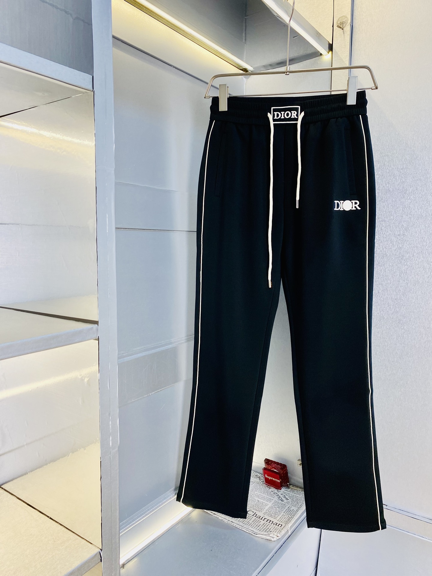 NO:159116,The original official website can wear 200 kilogram Dior. Simple and fashionable. Early spring sweatpants, elastic pants, casual pants, long pants, low-key and luxurious. They are very classy when worn. There is no need to say much about the style and cutting of the pants. The upper body is exquisite and vivid. The truly first-class quality is the real-class casual pants, elastic pants, sweatpants, are made of Turkey's cotton, and produce the most famous tannin cloth. The quality is excellent, and the pants are soft after heavy washing!  Straight-footed style, not picky, the upper body is absolutely stylish, the waist is inlaid with silver jewelry, extremely luxurious. Size: M-3XL,,dior,dior,alexander wang19860909官网原单货 可穿200斤迪奥Dior 简约时尚 早春款卫裤松紧裤休闲裤长裤身穿着非常舒适 低调不失奢华 穿出去非常有档次,裤型款式和裁剪亦无需多言 上身精致跃然.真正一等一顶级质料 真正殿堂级的休闲裤松紧裤卫裤,选用土耳其的棉花 生产出最有名的单宁布 品质卓然,经过重水洗使得裤子很柔软！直脚的版型 不挑人 上身绝对的有型 裤腰镶嵌银饰达人设计 极度奢华.码数:M-3XL,,dior,dior,alexander wang,Men's clothing