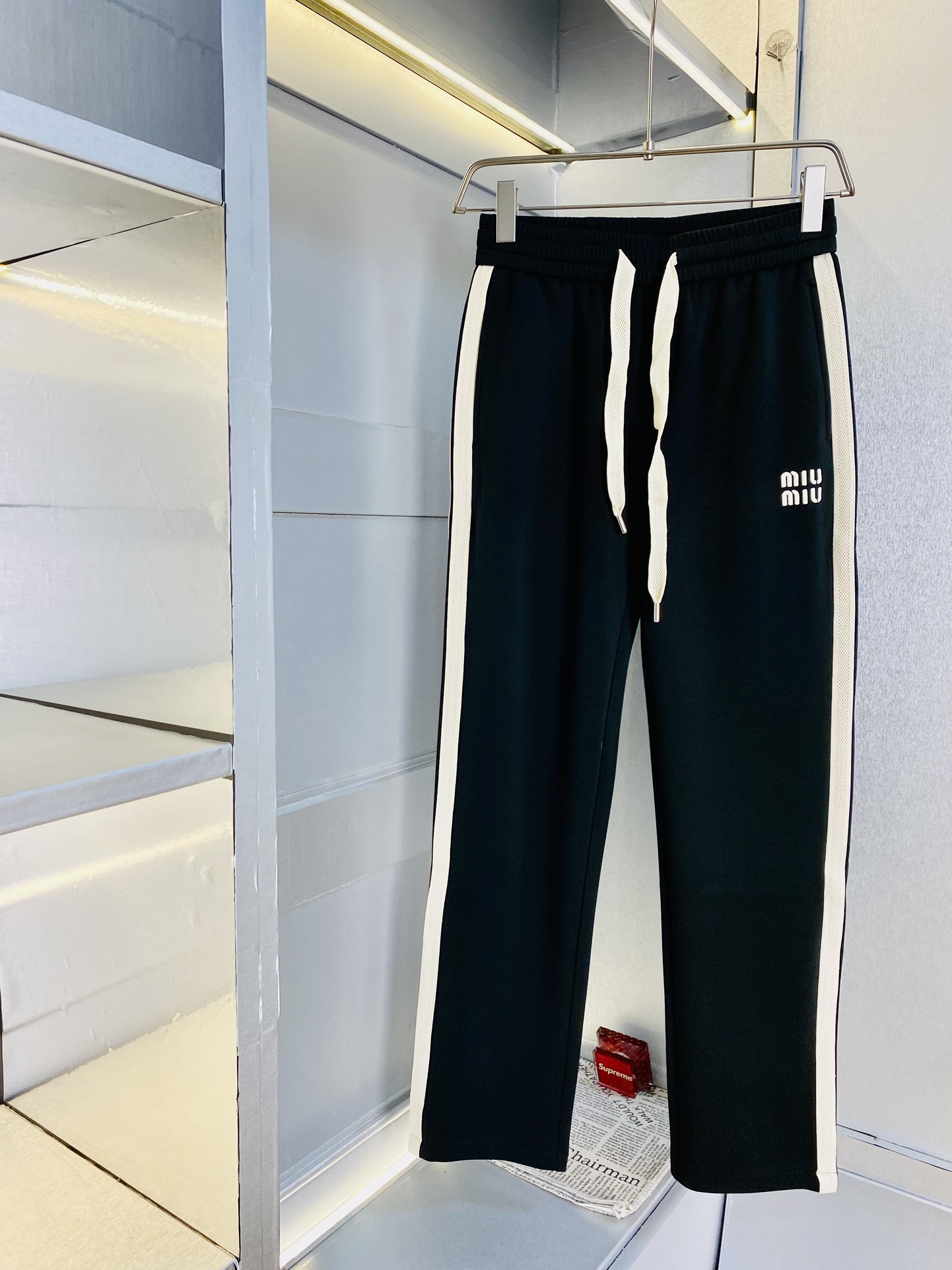 NO:161632,The original official website can wear 200 kilograms of MiuMiuMiu. Simple and fashionable. Early spring sweatpants, elastic pants, casual pants, long trousers, low-key and luxurious. They are very classy when worn. There is no need to say much about the style and cutting of the pants. The upper body is exquisite and vivid. The truly first-class quality is the real-class casual pants, elastic pants, sweatpants, are made of Turkey's cotton, and produce the most famous tannin cloth. The quality is excellent, and the pants are soft after heavy washing!  Straight-footed style, not picky, the upper body is absolutely stylish, the waist is inlaid with silver jewelry, extremely luxurious. Size: M-3XL, miumiu, alexander wang19860909官网原单货 可穿200斤缪缪MiuMiu 简约时尚 早春款卫裤松紧裤休闲裤长裤身穿着非常舒适 低调不失奢华 穿出去非常有档次,裤型款式和裁剪亦无需多言 上身精致跃然.真正一等一顶级质料 真正殿堂级的休闲裤松紧裤卫裤,选用土耳其的棉花 生产出最有名的单宁布 品质卓然,经过重水洗使得裤子很柔软！直脚的版型 不挑人 上身绝对的有型 裤腰镶嵌银饰达人设计 极度奢华.码数:M-3XL,,miumiu,alexander wang,Men's clothing