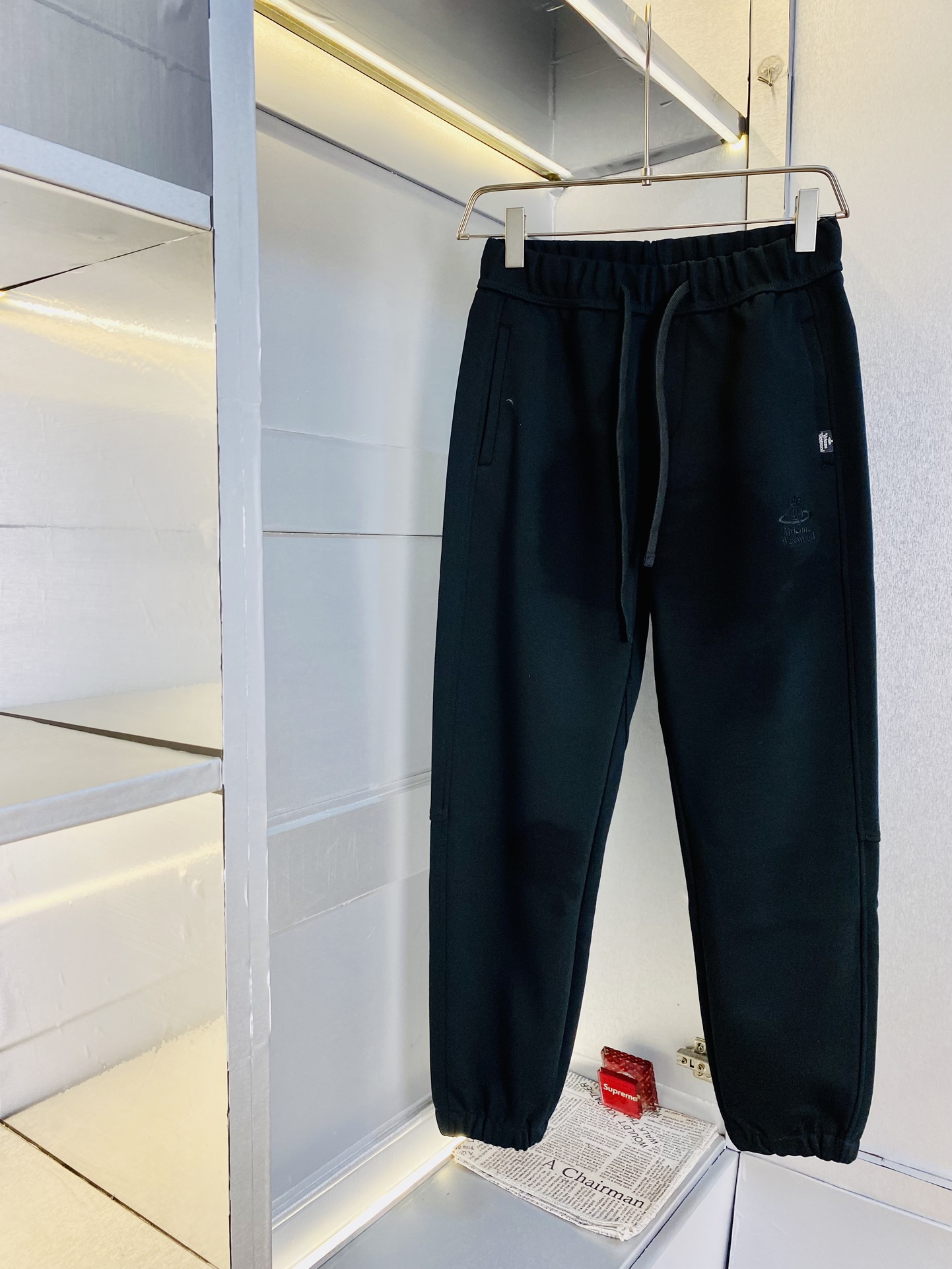 NO:161634,The original official website can wear 200 kilograms of Queen Mother Vivienne Vivienne simple and fashionable. Early spring sweatpants elastic pants casual pants cropped pants are very comfortable to wear, low-key and luxurious, very classy when worn, and there is no need to say much about the style and cutting of the pants. The upper body is exquisite and vivid. The truly first-class quality is the real palace-grade casual pants elastic pants, which are made of Turkey cotton and produce the most famous tannin cloth. The quality is excellent, and the pants are soft after heavy washing!  Straight-footed style, not picky, the upper body is absolutely stylish, the waist is inlaid with silver jewelry, extremely luxurious. Size: M-3XL, alexander wang19860909官网原单货 可穿200斤西太后Vivienne维维安简约时尚 早春款卫裤松紧裤休闲裤九分裤身穿着非常舒适 低调不失奢华 穿出去非常有档次,裤型款式和裁剪亦无需多言 上身精致跃然.真正一等一顶级质料 真正殿堂级的休闲裤松紧裤卫裤,选用土耳其的棉花 生产出最有名的单宁布 品质卓然,经过重水洗使得裤子很柔软！直脚的版型 不挑人 上身绝对的有型 裤腰镶嵌银饰达人设计 极度奢华.码数:M-3XL,,alexander wang,Men's clothing