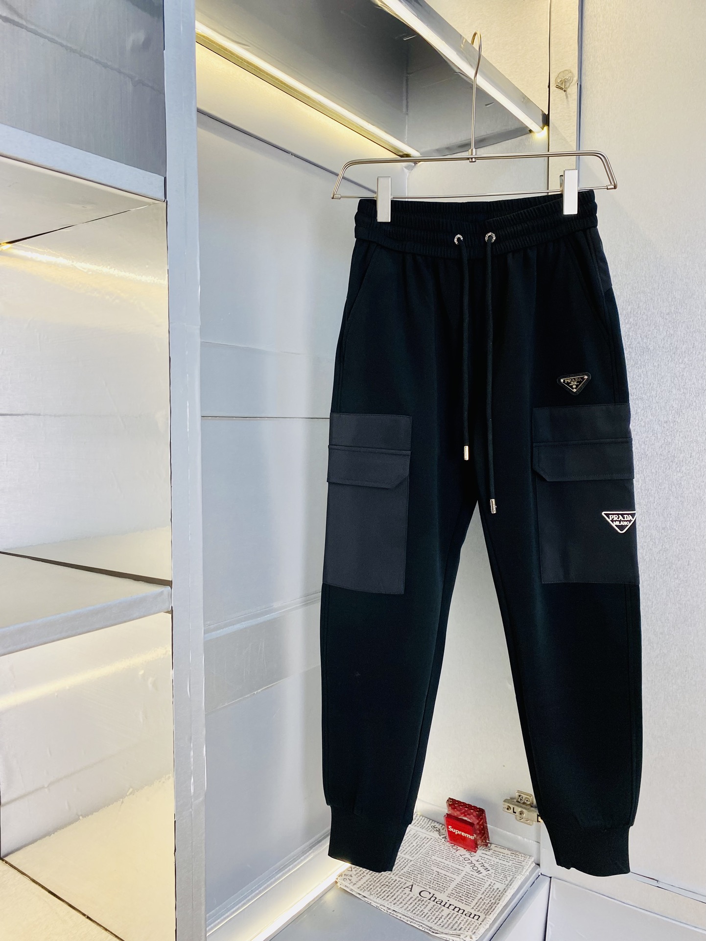 NO:161624,The original official website can wear 200 kilograms Prada Prada simple and fashionable. Early spring sweatpants elastic pants casual pants cropped pants are very comfortable to wear, low-key and luxurious, very classy when worn, and there is no need to say much about the style and cutting of the pants. The upper body is exquisite and vivid. The truly first-class quality is the real-class casual pants elastic pants sweatpants, which are made of Turkey cotton and produce the most famous tannin cloth. The quality is excellent, and the pants are heavy washing makes the pants very soft!  Straight-footed style, not picky, the upper body is absolutely stylish, the waist is inlaid with silver jewelry, extremely luxurious. Size: M-3XL, prada, prada, alexander wang19860909官网原单货 可穿200斤普拉达Prada简约时尚 早春款卫裤松紧裤休闲裤九分裤身穿着非常舒适 低调不失奢华 穿出去非常有档次,裤型款式和裁剪亦无需多言 上身精致跃然.真正一等一顶级质料 真正殿堂级的休闲裤松紧裤卫裤,选用土耳其的棉花 生产出最有名的单宁布 品质卓然,经过重水洗使得裤子很柔软！直脚的版型 不挑人 上身绝对的有型 裤腰镶嵌银饰达人设计 极度奢华.码数:M-3XL,,prada,prada,alexander wang,Men's clothing