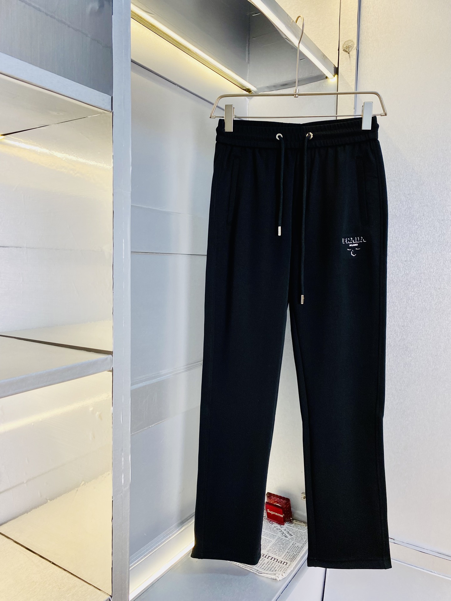 NO:161627,The original official website can wear 200 kilograms Prada Prada simple and fashionable. Early spring sweatpants elastic pants casual pants trousers are very comfortable to wear, low-key and luxurious. They are very classy when worn, and there is no need to say much about the trousers style and cutting. The upper body is exquisite and vivid. The truly first-class quality is the real-class casual pants elastic pants, which are made of Turkey cotton and produce the most famous tannin cloth. The quality is excellent, and the pants are soft after heavy washing!  Straight-footed style, not picky, the upper body is absolutely stylish, the waist is inlaid with silver jewelry, extremely luxurious. Size: M-3XL, prada, prada, alexander wang19860909官网原单货 可穿200斤普拉达Prada简约时尚 早春款卫裤松紧裤休闲裤长裤身穿着非常舒适 低调不失奢华 穿出去非常有档次,裤型款式和裁剪亦无需多言 上身精致跃然.真正一等一顶级质料 真正殿堂级的休闲裤松紧裤卫裤,选用土耳其的棉花 生产出最有名的单宁布 品质卓然,经过重水洗使得裤子很柔软！直脚的版型 不挑人 上身绝对的有型 裤腰镶嵌银饰达人设计 极度奢华.码数:M-3XL,,prada,prada,alexander wang,Men's clothing