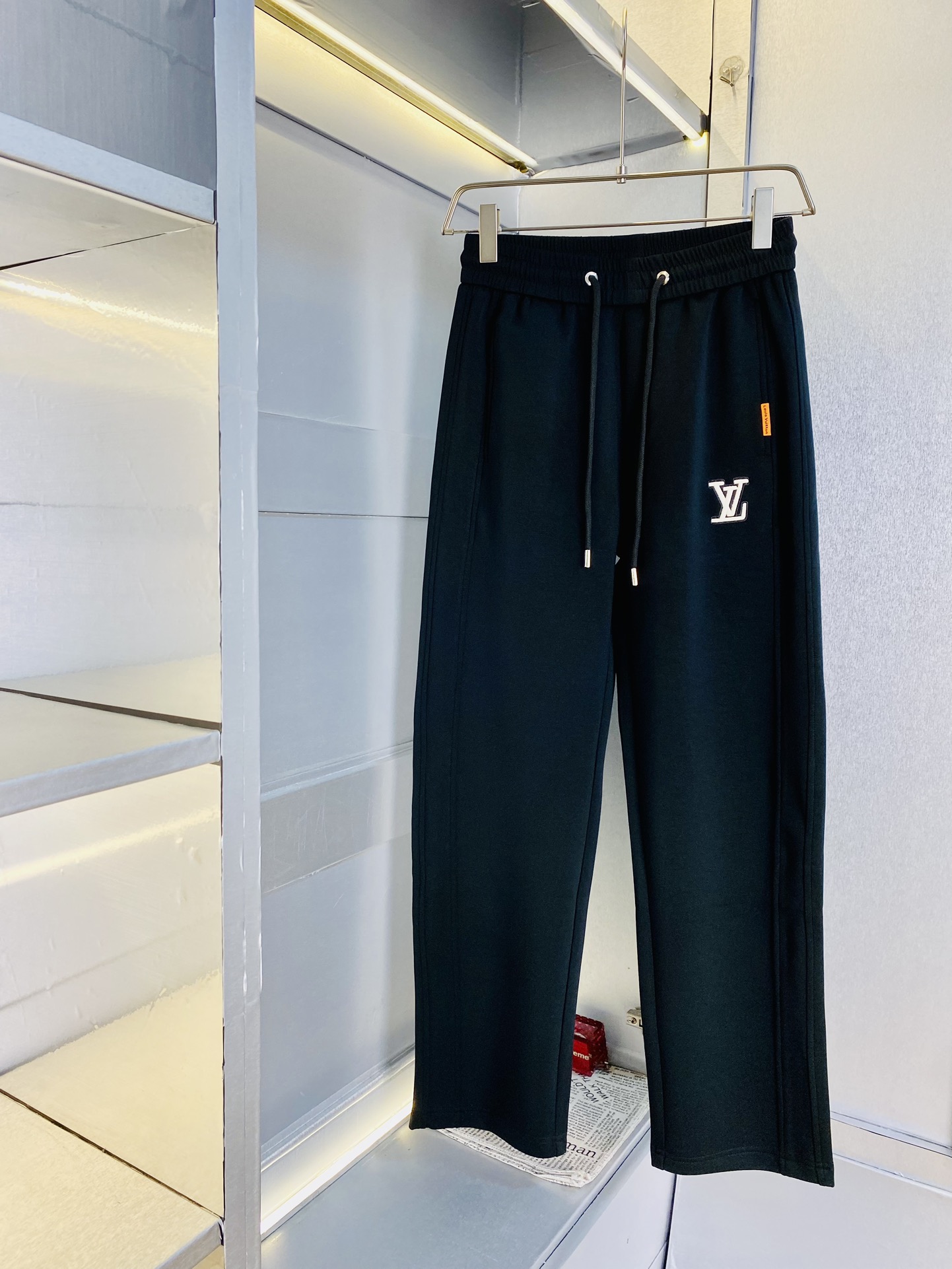 NO:161630,The original official website can wear 200 kilograms of Louis Vuitton Lv. Simple and fashionable Early spring sweatpants elastic pants casual pants trousers very comfortable to wear, low-key and luxurious, very classy when worn, and there is no need to say much about the trousers style and cutting. The upper body is exquisite and vivid. The truly first-class quality is the real-class casual pants elastic pants sweatpants, which are made of Turkey cotton and produce the most famous tannin cloth. The quality is excellent, and the pants are soft after heavy washing!  Straight-footed style, not picky, the upper body is absolutely stylish, the waist is inlaid with silver jewelry, extremely luxurious. Size: M-3XL,,louis vuitton,louis vuitton,alexander wang19860909官网原单货 可穿200斤路易威登Lv 简约时尚 早春款卫裤松紧裤休闲裤长裤身穿着非常舒适 低调不失奢华 穿出去非常有档次,裤型款式和裁剪亦无需多言 上身精致跃然.真正一等一顶级质料 真正殿堂级的休闲裤松紧裤卫裤,选用土耳其的棉花 生产出最有名的单宁布 品质卓然,经过重水洗使得裤子很柔软！直脚的版型 不挑人 上身绝对的有型 裤腰镶嵌银饰达人设计 极度奢华.码数:M-3XL,,louis vuitton,louis vuitton,alexander wang,Men's clothing