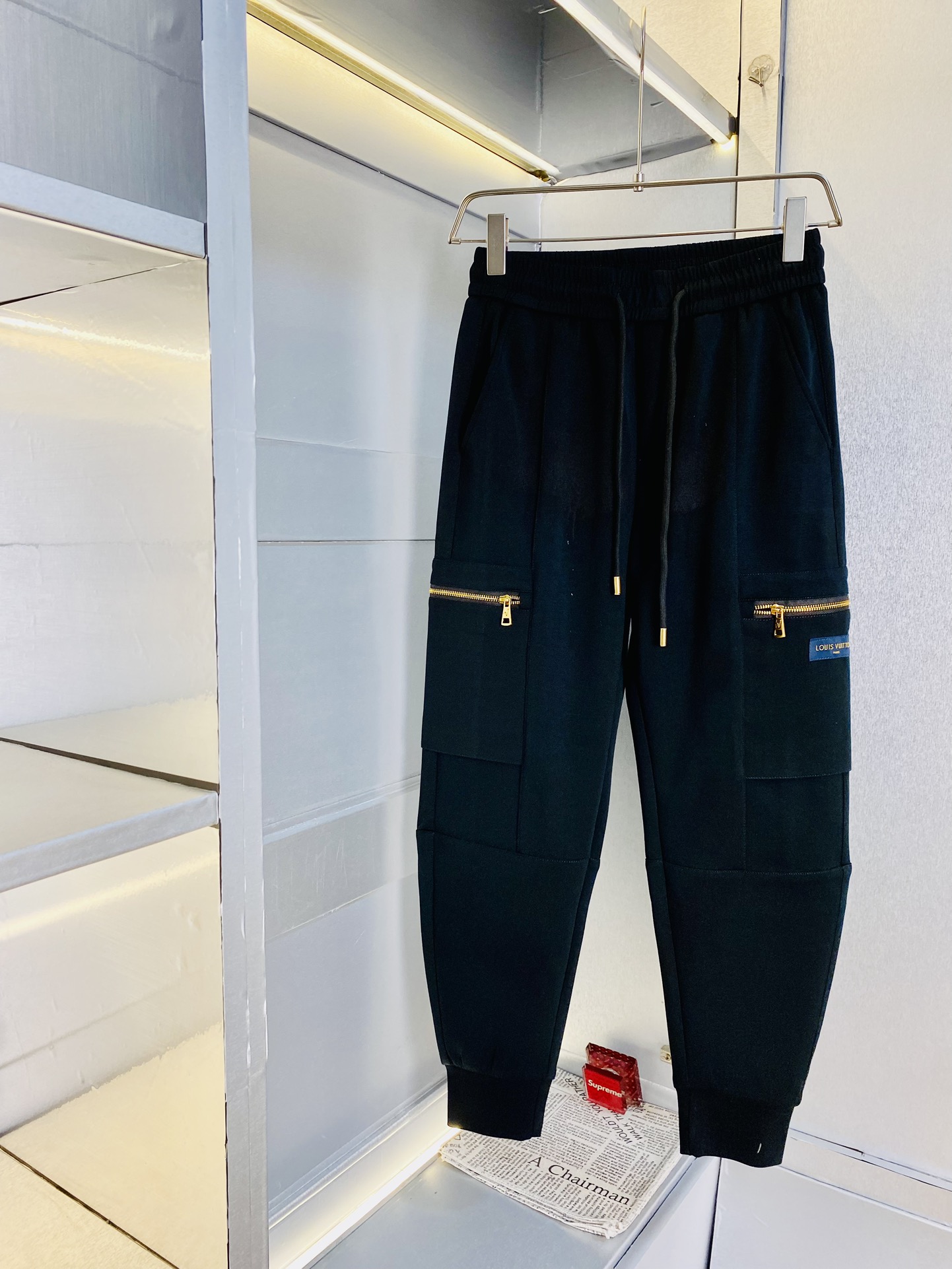 NO:161607,The original official website can wear 200 kilograms of Louis Vuitton Lv. Simple and fashionable Early spring sweatpants elastic pants casual pants cropped pants are very comfortable to wear, low-key and luxurious, very classy when worn, and there is no need to say much about the trouser style and cutting. The upper body is exquisite and vivid. The truly first-class quality is the real-class casual pants elastic pants sweatpants, which are made of Turkey cotton and produce the most famous tannin cloth. The quality is excellent, and the pants are heavy washing makes the pants very soft!  Straight-footed style, not picky, the upper body is absolutely stylish, the waist is inlaid with silver jewelry, extremely luxurious. Size: M-3XL,,louis vuitton,louis vuitton,alexander wang19860909官网原单货 可穿200斤路易威登Lv 简约时尚 早春款卫裤松紧裤休闲裤九分裤身穿着非常舒适 低调不失奢华 穿出去非常有档次,裤型款式和裁剪亦无需多言 上身精致跃然.真正一等一顶级质料 真正殿堂级的休闲裤松紧裤卫裤,选用土耳其的棉花 生产出最有名的单宁布 品质卓然,经过重水洗使得裤子很柔软！直脚的版型 不挑人 上身绝对的有型 裤腰镶嵌银饰达人设计 极度奢华.码数:M-3XL,,louis vuitton,louis vuitton,alexander wang,Men's clothing