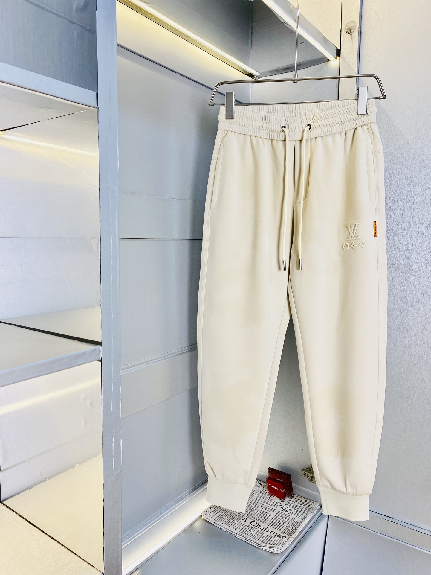 NO:161628,The original official website can wear 200 kilograms of Louis Vuitton Lv. Simple and fashionable Early spring sweatpants elastic pants casual pants cropped pants are very comfortable to wear, low-key and luxurious, very classy when worn, and there is no need to say much about the trouser style and cutting. The upper body is exquisite and vivid. The truly first-class quality is the real-class casual pants elastic pants sweatpants, which are made of Turkey cotton and produce the most famous tannin cloth. The quality is excellent, and the pants are heavy washing makes the pants very soft!  Straight-footed style, not picky, the upper body is absolutely stylish, the waist is inlaid with silver jewelry, extremely luxurious. Size: M-3XL,,louis vuitton,louis vuitton,alexander wang19860909官网原单货 可穿200斤路易威登Lv 简约时尚 早春款卫裤松紧裤休闲裤九分裤身穿着非常舒适 低调不失奢华 穿出去非常有档次,裤型款式和裁剪亦无需多言 上身精致跃然.真正一等一顶级质料 真正殿堂级的休闲裤松紧裤卫裤,选用土耳其的棉花 生产出最有名的单宁布 品质卓然,经过重水洗使得裤子很柔软！直脚的版型 不挑人 上身绝对的有型 裤腰镶嵌银饰达人设计 极度奢华.码数:M-3XL,,louis vuitton,louis vuitton,alexander wang,Men's clothing