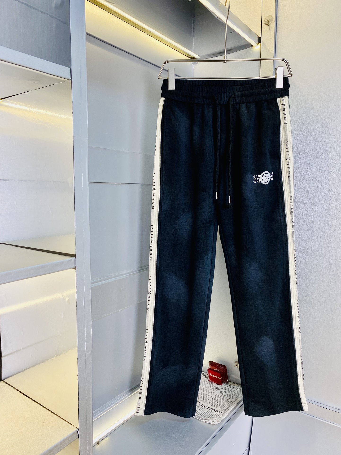 NO:161631,The original official website can wear 200 catties Majila MM6 simple and fashionable. Early spring sweatpants elastic pants casual pants trousers very comfortable to wear, low-key and luxurious. It is very classy when worn, and there is no need to say much about the trousers style and cutting. The upper body is exquisite and vivid. The truly first-class quality is the real-class casual pants elastic pants, which are made of Turkey cotton and produce the most famous tannin cloth. The quality is excellent, and the pants are soft after heavy washing!  Straight-footed style, not picky, the upper body is absolutely stylish, the waist is inlaid with silver jewelry, extremely luxurious. Number of sizes: M-3XL,,masion margiela,masion margiela,alexander wang19860909官网原单货 可穿200斤马吉拉MM6简约时尚 早春款卫裤松紧裤休闲裤长裤身穿着非常舒适 低调不失奢华 穿出去非常有档次,裤型款式和裁剪亦无需多言 上身精致跃然.真正一等一顶级质料 真正殿堂级的休闲裤松紧裤卫裤,选用土耳其的棉花 生产出最有名的单宁布 品质卓然,经过重水洗使得裤子很柔软！直脚的版型 不挑人 上身绝对的有型 裤腰镶嵌银饰达人设计 极度奢华.码数:M-3XL,,masion margiela,masion margiela,alexander wang,Men's clothing