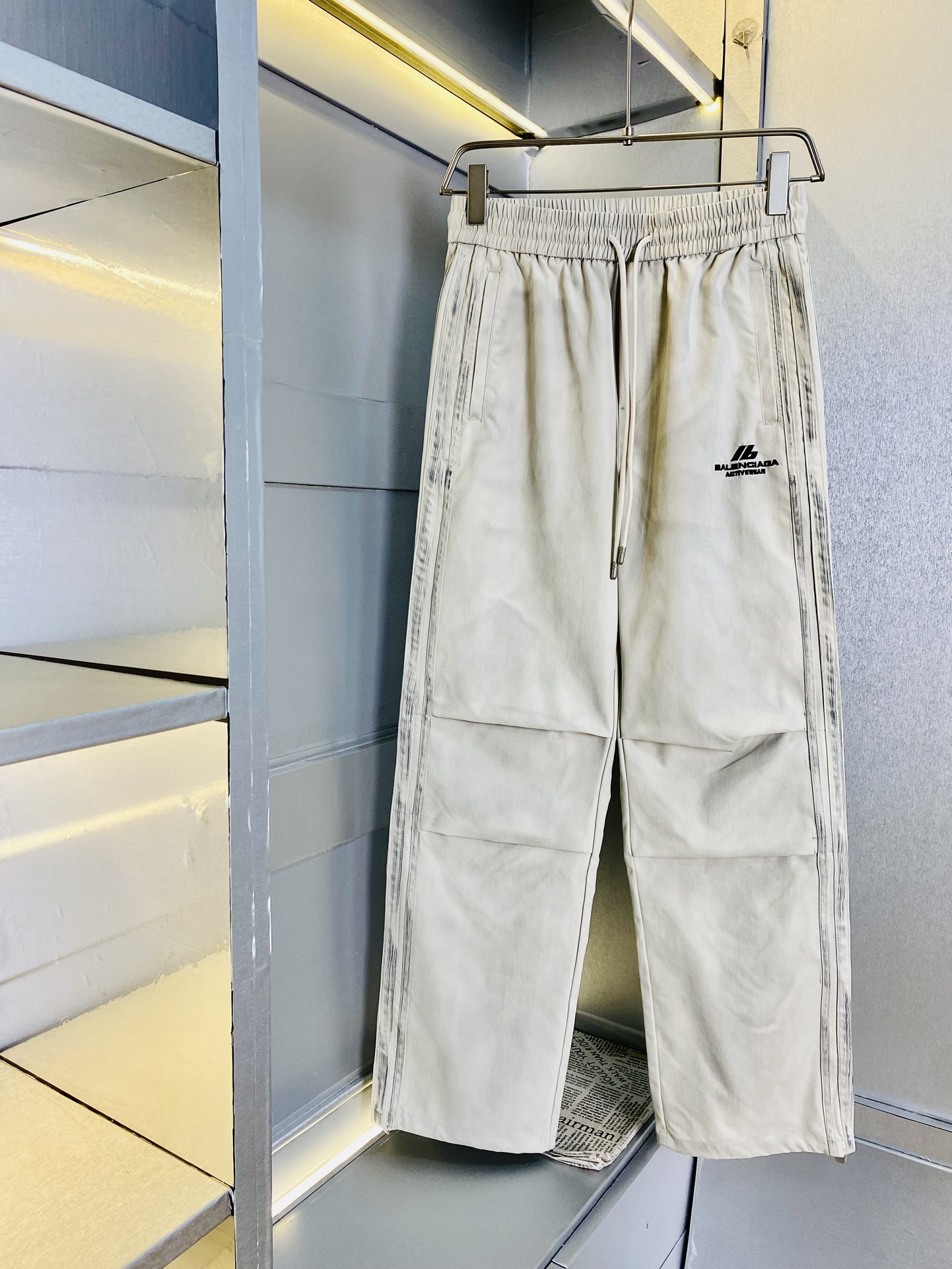 NO:128901,The original official website can wear 220 kilograms of Balenciaga. Simple and fashionable. Early spring wardrobe pants, elastic pants, casual pants, long trousers, low-key and luxurious. It is very classy when worn. The trouser style and cutting need no more words. The upper body is exquisite and vivid. The truly first-class quality is the real-class casual pants, elastic pants, sweatpants, are made of Turkey's cotton, and produces the most famous tannin cloth. The quality is excellent, and the pants are heavy washing makes the pants very soft!  Straight-footed style, not picky, the upper body is absolutely stylish, the waist is inlaid with silver jewelry, extremely luxurious. Size: M-4XL, balenciaga, balenciaga, alexander wang19860909官网原单货 可穿220斤巴黎世家Balenciaga 简约时尚 早春款卫裤松紧裤休闲裤长裤身穿着非常舒适 低调不失奢华 穿出去非常有档次,裤型款式和裁剪亦无需多言 上身精致跃然.真正一等一顶级质料 真正殿堂级的休闲裤松紧裤卫裤,选用土耳其的棉花 生产出最有名的单宁布 品质卓然,经过重水洗使得裤子很柔软！直脚的版型 不挑人 上身绝对的有型 裤腰镶嵌银饰达人设计 极度奢华.码数:M-4XL,,balenciaga,balenciaga,alexander wang,Men's clothing