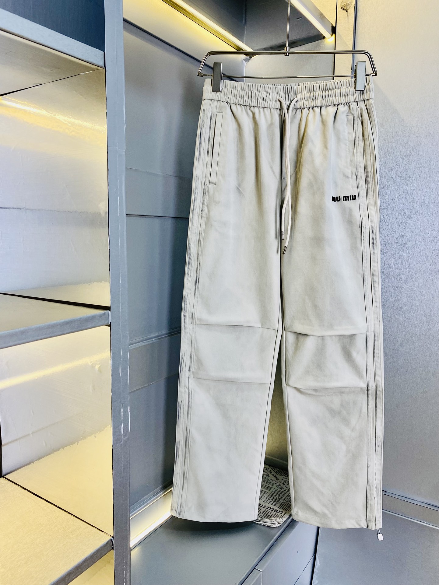 NO:128903,The original official website can wear 220 kilograms of MiuMiuMiu. Simple and fashionable. Early spring sweatpants, elastic pants, casual pants, long trousers, low-key and luxurious. They are very classy when worn. There is no need to say much about the style and cutting of the pants. The upper body is exquisite and vivid. The truly first-class quality is the real-class casual pants, elastic pants, sweatpants, are made of Turkish cotton, and produce the most famous tannin cloth. The quality is excellent, and the pants are soft after heavy washing!  Straight-footed style, not picky, the upper body is absolutely stylish, the waist is inlaid with silver jewelry, extremely luxurious. Size: M-4XL, miumiu, alexander wang19860909官网原单货 可穿220斤缪缪MiuMiu 简约时尚 早春款卫裤松紧裤休闲裤长裤身穿着非常舒适 低调不失奢华 穿出去非常有档次,裤型款式和裁剪亦无需多言 上身精致跃然.真正一等一顶级质料 真正殿堂级的休闲裤松紧裤卫裤,选用土耳其的棉花 生产出最有名的单宁布 品质卓然,经过重水洗使得裤子很柔软！直脚的版型 不挑人 上身绝对的有型 裤腰镶嵌银饰达人设计 极度奢华.码数:M-4XL,,miumiu,alexander wang,Men's clothing