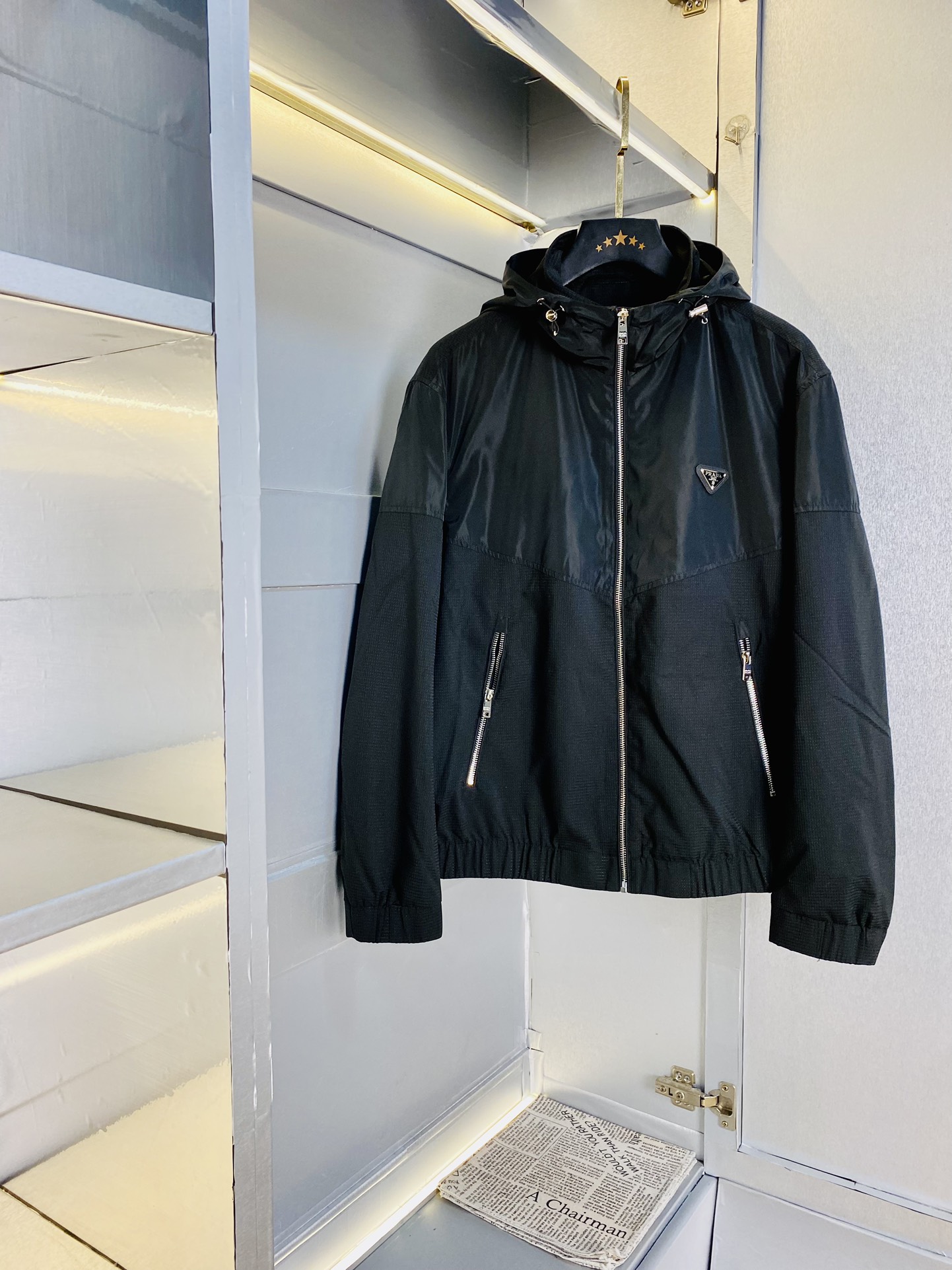 NO:116448,The original order of the official website can wear 190 catties Prada Prada 2025 spring model!  New jacket jacket windbreaker, high-quality, original fabric, same style as internet celebrity, mold opening custom hardware accessories, very comfortable, super versatile, beautiful jacket, non-market, ordinary version, random comparison, absolutely guaranteed quality, color picture, size M-3XL,,prada,prada, jackets & coats,jackets & coats,alexander wang19860909官网原单货 可穿190斤普拉达Prada 2025春款！新款外套夹克防风衣 高版本高品质 原版面料网红明星同款 开模定制五金辅料 感非常舒服 超级百搭好看的一款外套 非市场普通版本 随意对比 品质绝对保证 颜色图色 尺码M-3XL,,prada,prada,jackets & coats,jackets & coats,alexander wang,Men's clothing