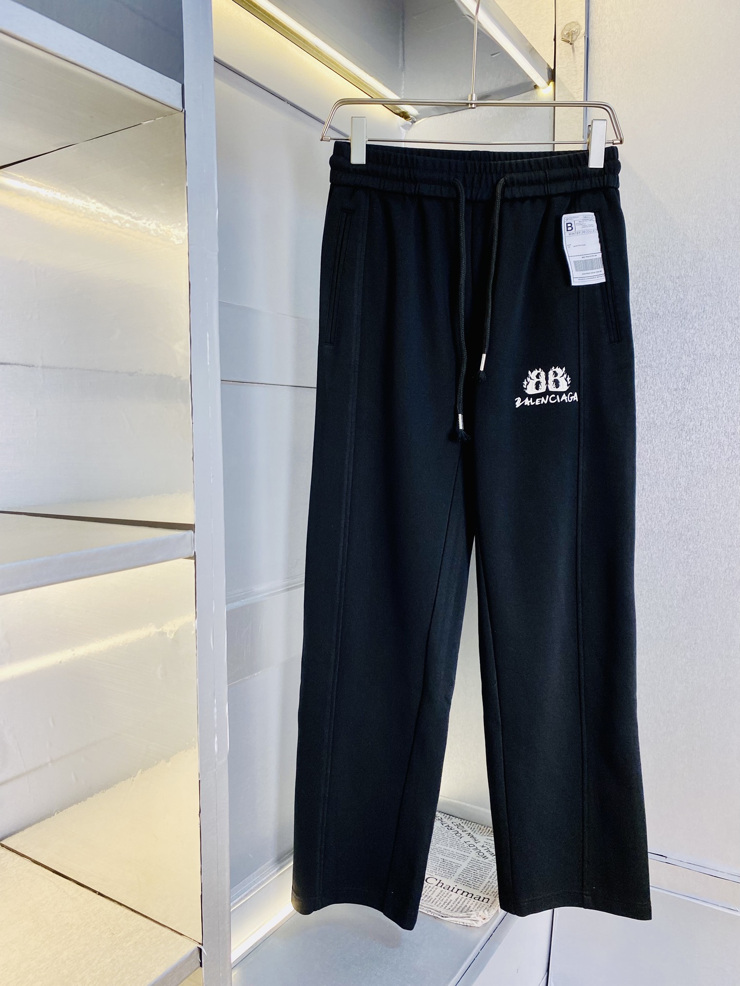 NO:116443,The original item on the official website can wear 220 kilograms Balenciaga simple and fashionable Early spring casual pants trousers trousers trousers are very comfortable to wear, low-key and luxurious, very classy when worn, and there is no need to say much about the trousers style and cutting. The upper body is exquisite and vivid. The truly first-class quality is the real palace-grade casual pants elastic pants, which are made of Turkey's cotton, produce the most famous tannin cloth. The quality is excellent, and the pants are heavy washing makes the pants very soft!  Straight-footed style, not picky, absolutely stylish, expert design, extremely luxurious. Number of codes: M-4XL, balenciaga, balenciaga, alexander wang19860909官网原单货 可穿220斤 巴黎世家Balenciaga 简约时尚 早春款休闲裤长裤卫裤松紧裤身穿着非常舒适 低调不失奢华 穿出去非常有档次,裤型款式和裁剪亦无需多言 上身精致跃然.真正一等一顶级质料 真正殿堂级的休闲裤松紧裤,选用土耳其的棉花 生产出最有名的单宁布 品质卓然,经过重水洗使得裤子很柔软！直脚的版型 不挑人 上身绝对的有型 达人设计 极度奢华.码数:M-4XL,,balenciaga,balenciaga,alexander wang,Men's clothing