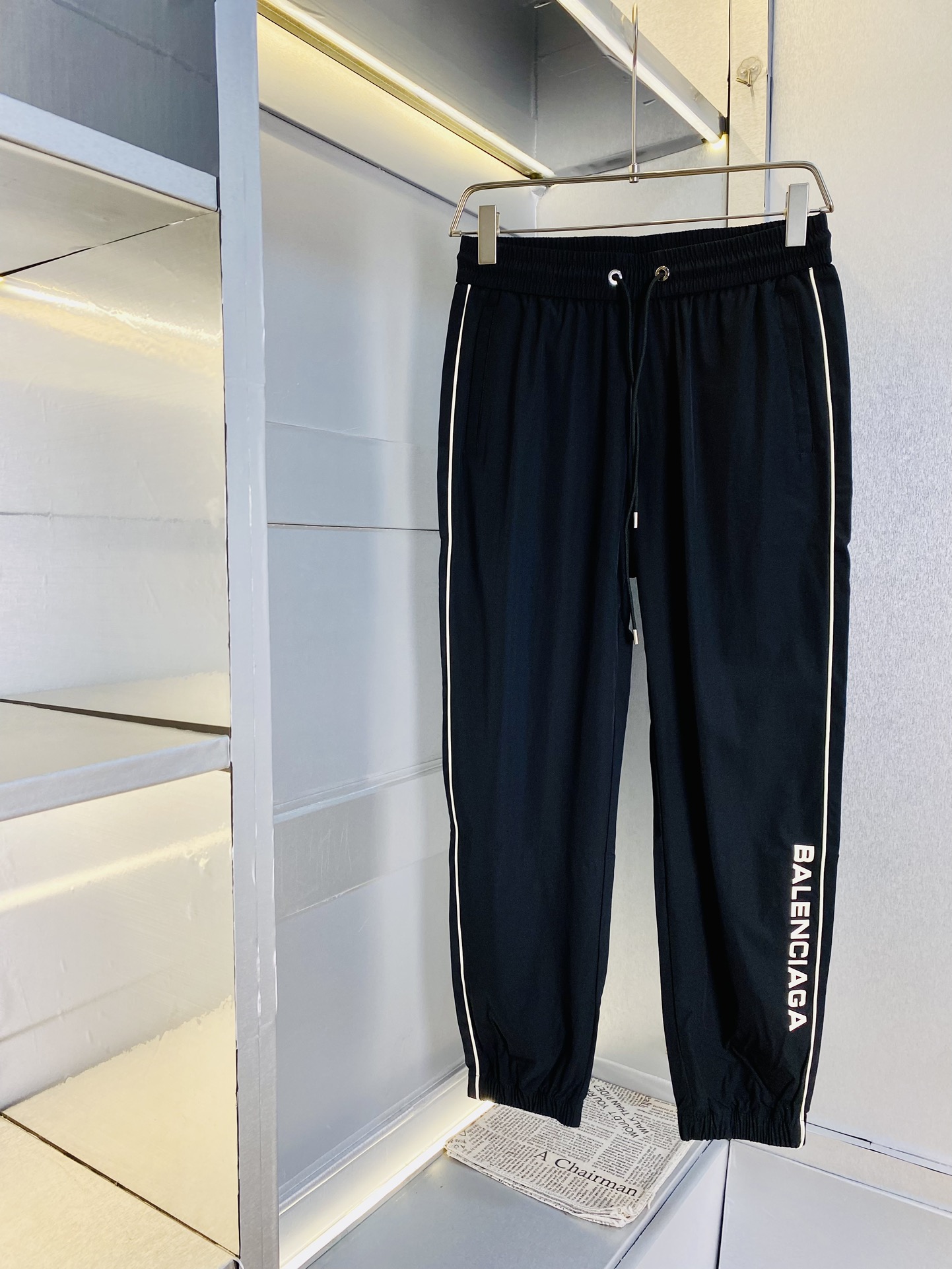 NO:116419,The original official website can wear 220 kilograms Balenciaga simple and fashionable Early spring casual pants trousers trousers trousers elastic pants quick-drying pants are very comfortable to wear, low-key and luxurious, very classy when worn, and there is no need to say much about the trousers style and cutting. The upper body is exquisite and vivid. The truly first-class quality is the real-class casual pants elastic pants, which are made of Turkey's cotton, produce the most famous tannin cloth. The quality is excellent, and the pants are heavy washed to make the pants very soft!  Straight-footed style, not picky, absolutely stylish, expert design, extremely luxurious. Number of codes: M-4XL, balenciaga, balenciaga, alexander wang19860909官网原单货 可穿220斤 巴黎世家Balenciaga 简约时尚 早春款休闲裤长裤卫裤松紧裤速干裤身穿着非常舒适 低调不失奢华 穿出去非常有档次,裤型款式和裁剪亦无需多言 上身精致跃然.真正一等一顶级质料 真正殿堂级的休闲裤松紧裤,选用土耳其的棉花 生产出最有名的单宁布 品质卓然,经过重水洗使得裤子很柔软！直脚的版型 不挑人 上身绝对的有型 达人设计 极度奢华.码数:M-4XL,,balenciaga,balenciaga,alexander wang,Men's clothing