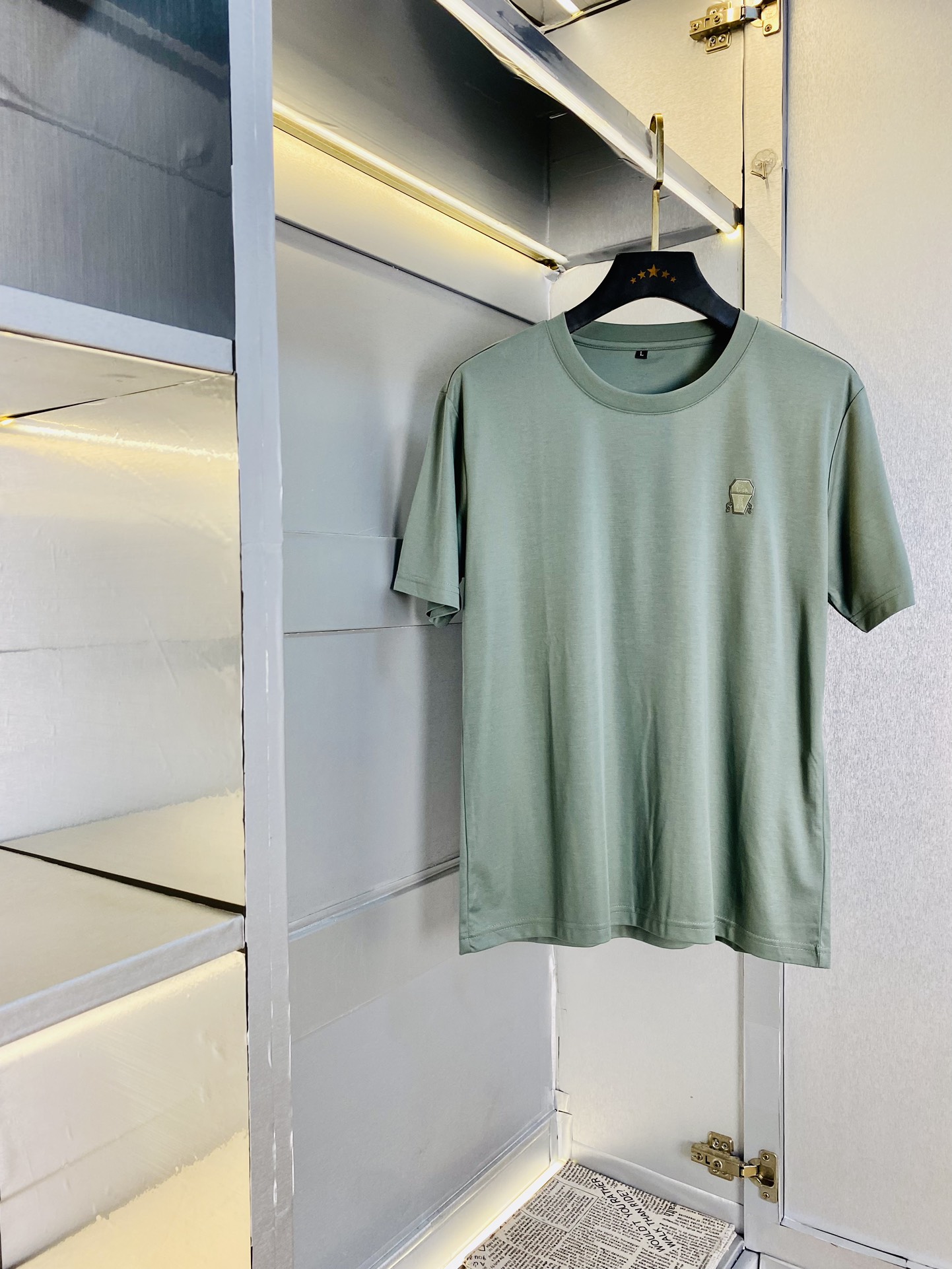 NO:510619,190 catties BC Original single quality 2025 latest short-sleeved counter customized top-grade double mercerized cotton imported fabrics. All details are perfectly 100% replicated. Original hardware. High-end customized auxiliary materials. Original original mark. Excellent upper body effect. Number of codes M-3XL,,T-shirt,alexander wang19860909可穿190斤 BC 原单品质 2025最新款短袖 精选专柜订制顶级双丝光棉进口面料 所有细节做工完美1比1复刻 还原正品百分百 原版五金 高端订制辅料 原厂原标 上身效果超赞 码数 M-3XL,,T-shirt,alexander wang,Men's clothing