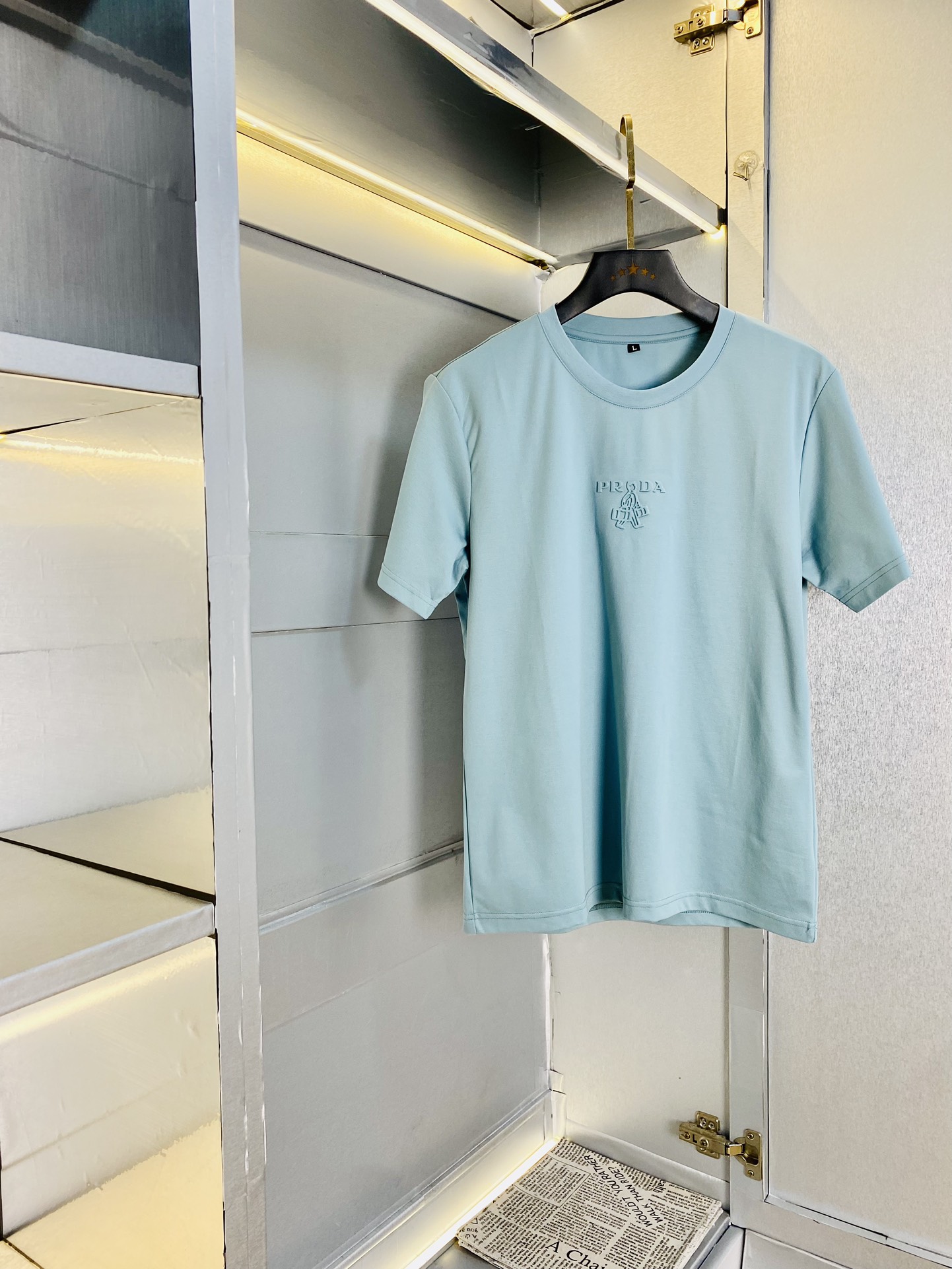 NO:130985,190 catties Prada Prada Original single quality 2025 latest short-sleeved counter customized top-grade double mercerized cotton imported fabrics All details are perfectly 1 to 1 replicate, restore the authentic 100% original hardware High-end custom auxiliary materials Original original mark The upper body effect is excellent Number of codes M-3XL,,prada,prada,T-shirt,alexander wang19860909可穿190斤 普拉达Prada 原单品质 2025最新款短袖 精选专柜订制顶级双丝光棉进口面料 所有细节做工完美1比1复刻 还原正品百分百 原版五金 高端订制辅料 原厂原标 上身效果超赞 码数 M-3XL,,prada,prada,T-shirt,alexander wang,Men's clothing