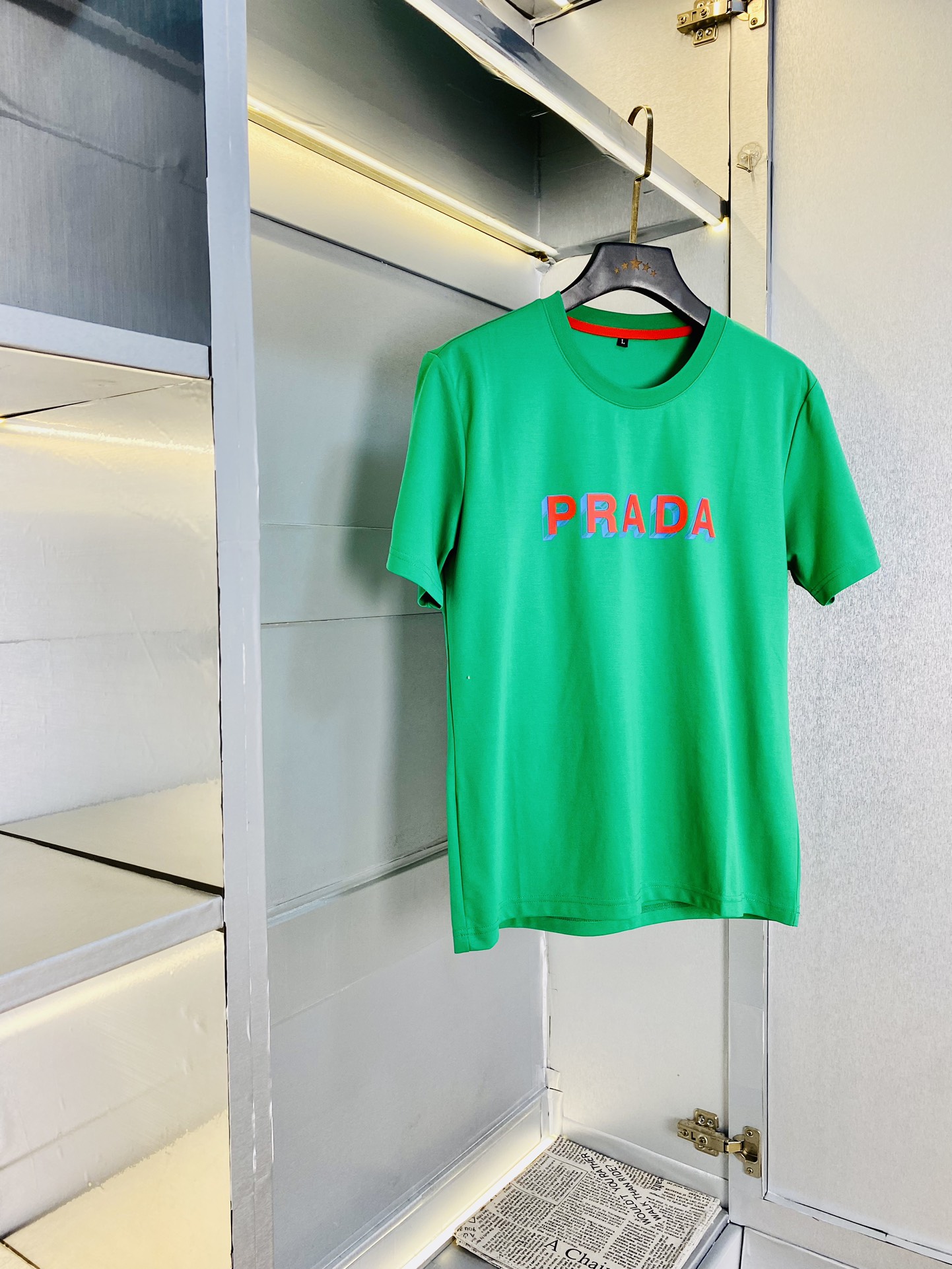 NO:509264,Wearable pound Prada Prada original single quality 2025 latest short-sleeved style selected counter custom-made top double mercerized cotton imported fabrics. All details are perfectly 100% replica of the original product. Original hardware. High-end customized auxiliary materials. Original original mark. Excellent upper body effect. Number of codes M-3XL,,prada,prada,T-shirt,alexander wang19860909可穿斤 普拉达Prada 原单品质 2025最新款短袖 精选专柜订制顶级双丝光棉进口面料 所有细节做工完美1比1复刻 还原正品百分百 原版五金 高端订制辅料 原厂原标 上身效果超赞 码数 M-3XL,,prada,prada,T-shirt,alexander wang,Men's clothing