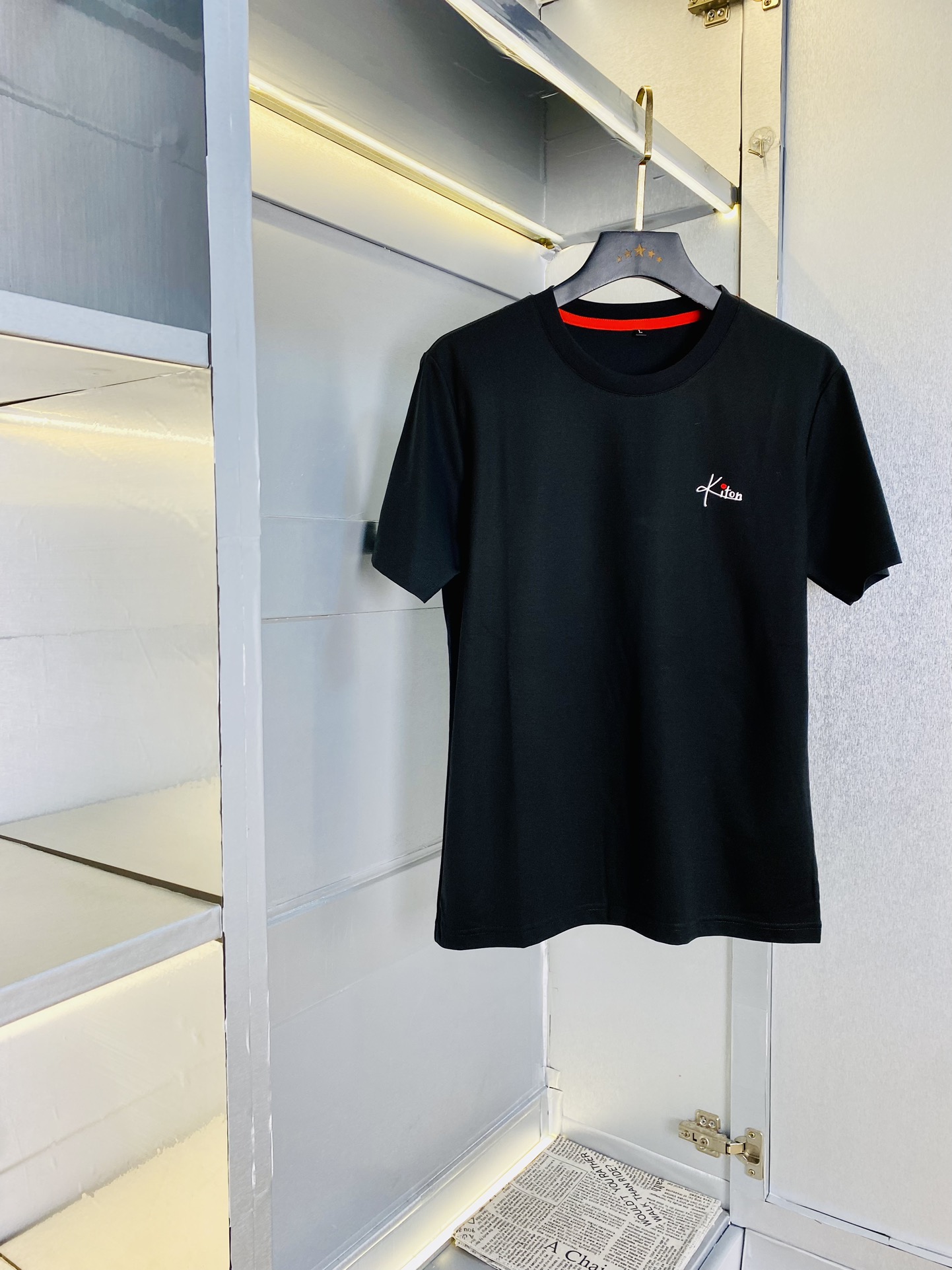 NO:130988,190 catties Kiton Original single quality 2025 latest short-sleeved counter customized top-grade double mercerized cotton imported fabric. All details are perfectly 100% replicated. Original hardware. High-end customized auxiliary materials. Original original mark. Excellent upper body effect. Number of codes M-3XL,,T-shirt,alexander wang19860909可穿190斤 Kiton 原单品质 2025最新款短袖 精选专柜订制顶级双丝光棉进口面料 所有细节做工完美1比1复刻 还原正品百分百 原版五金 高端订制辅料 原厂原标 上身效果超赞 码数 M-3XL,,T-shirt,alexander wang,Men's clothing