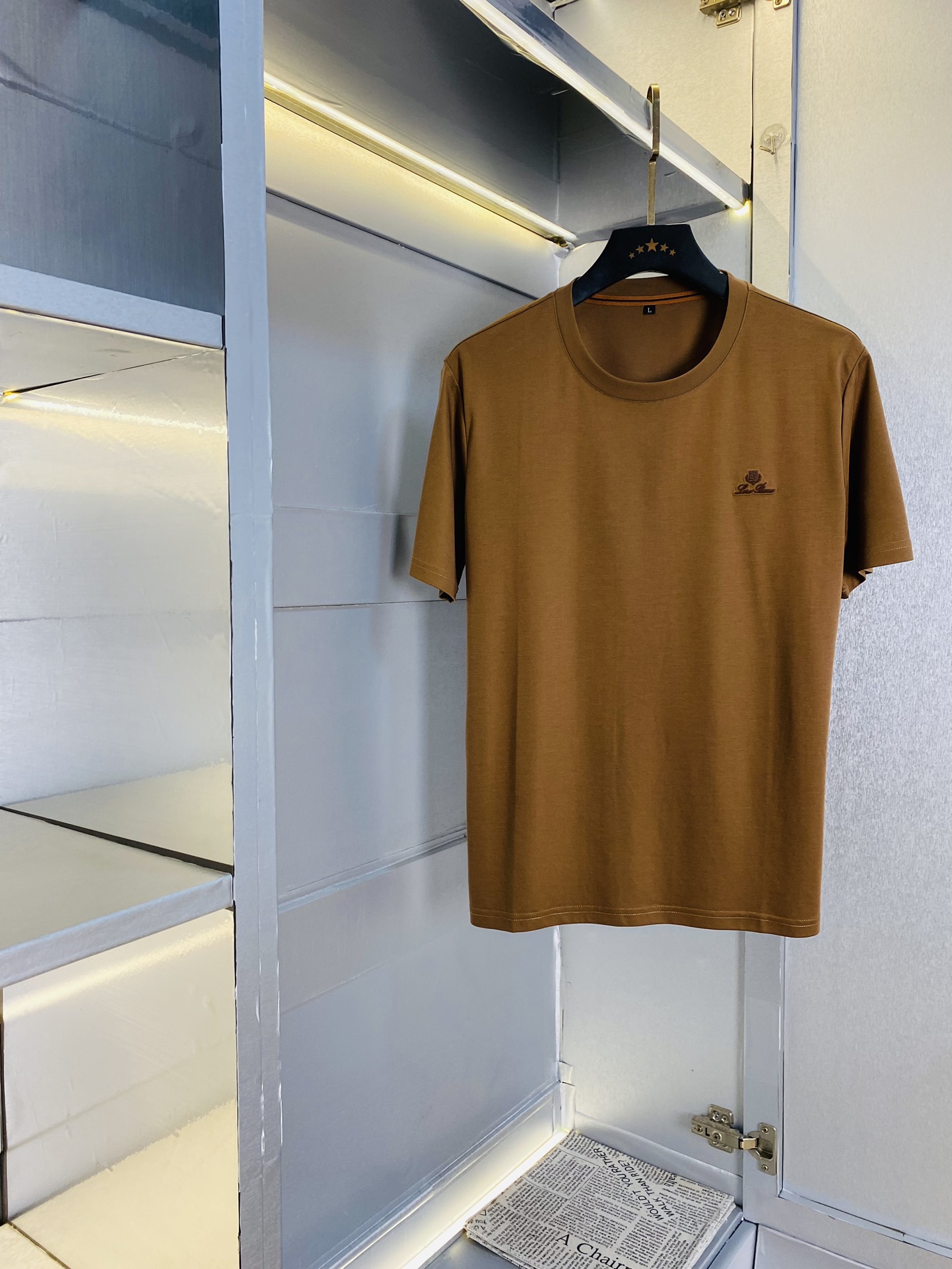 NO:510631,Wearable 190 catties Lp Original single quality 2025 latest short-sleeved counter customized top-grade double mercerized cotton imported fabric. All details are perfectly 100% replicated. Original hardware. High-end customized auxiliary materials. Original original mark. Excellent upper body effect. Number of codes M-3XL,,loro piano,T-shirt,alexander wang19860909可穿190斤 Lp 原单品质 2025最新款短袖 精选专柜订制顶级双丝光棉进口面料 所有细节做工完美1比1复刻 还原正品百分百 原版五金 高端订制辅料 原厂原标 上身效果超赞 码数 M-3XL,,loro piana,T-shirt,alexander wang,Men's clothing