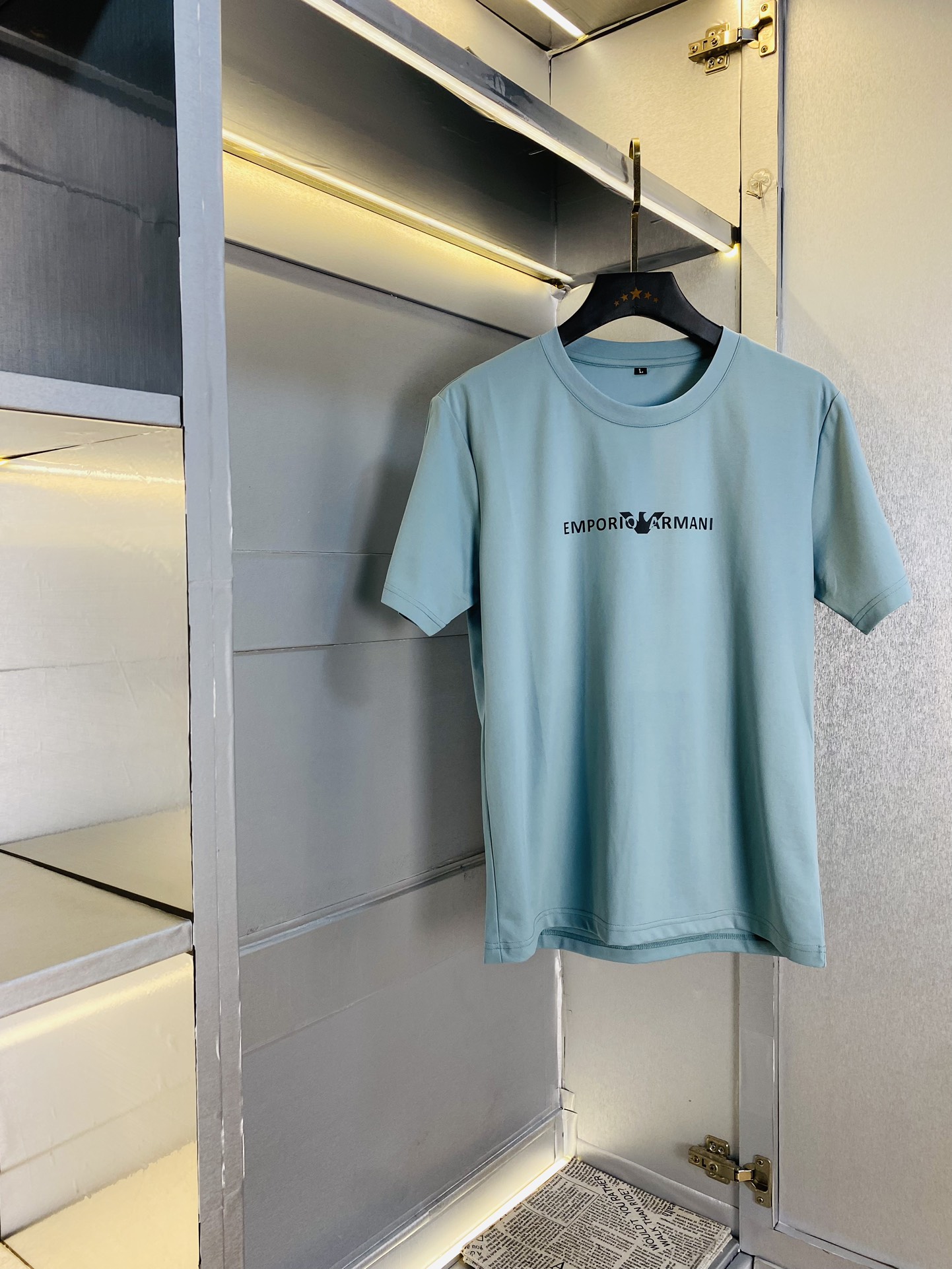 NO:510634,190 catties Armani Armani Original single quality 2025 latest short-sleeved counter customized top-grade double mercerized cotton imported fabrics. All details are perfectly 100% replica of the original product. Original hardware. High-end customized auxiliary materials. Original original mark. Excellent upper body effect. Number of codes M-3XL,,armani,armani,T-shirt,alexander wang19860909可穿190斤 阿玛尼Armani 原单品质 2025最新款短袖 精选专柜订制顶级双丝光棉进口面料 所有细节做工完美1比1复刻 还原正品百分百 原版五金 高端订制辅料 原厂原标 上身效果超赞 码数 M-3XL,,armani,armani,T-shirt,alexander wang,Men's clothing