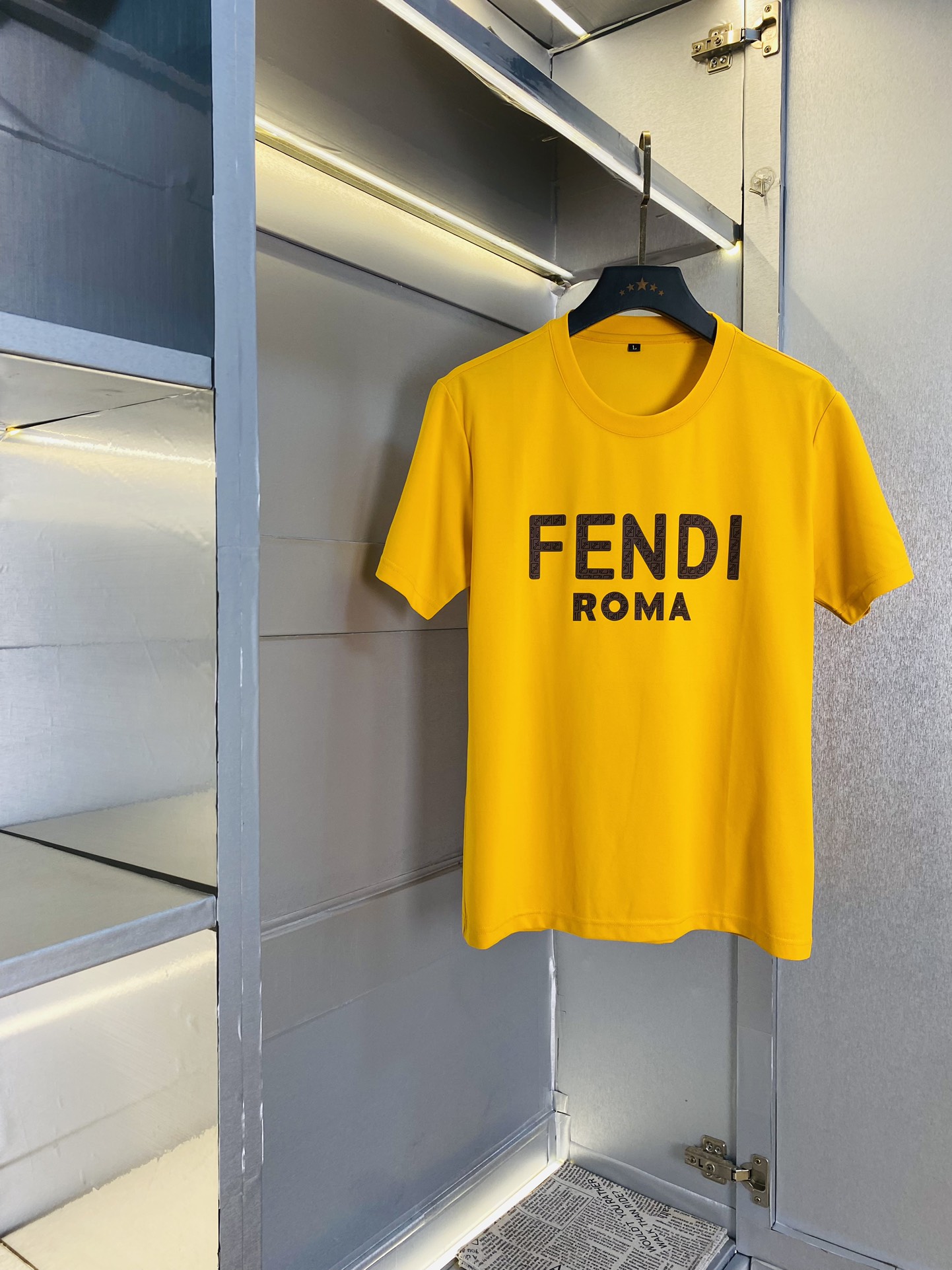 NO:117912,190 catties Fendi original single quality 2025 latest short-sleeved counter customized top-grade double mercerized cotton imported fabrics. All details are perfectly 100% replicated. Original hardware. High-end customized auxiliary materials. Original original mark. Excellent upper body effect. Number of codes M-3XL,,fendi,fendi,T-shirt,alexander wang19860909可穿190斤 芬迪Fendi 原单品质 2025最新款短袖 精选专柜订制顶级双丝光棉进口面料 所有细节做工完美1比1复刻 还原正品百分百 原版五金 高端订制辅料 原厂原标 上身效果超赞 码数 M-3XL,,fendi,fendi,T-shirt,alexander wang,Men's clothing