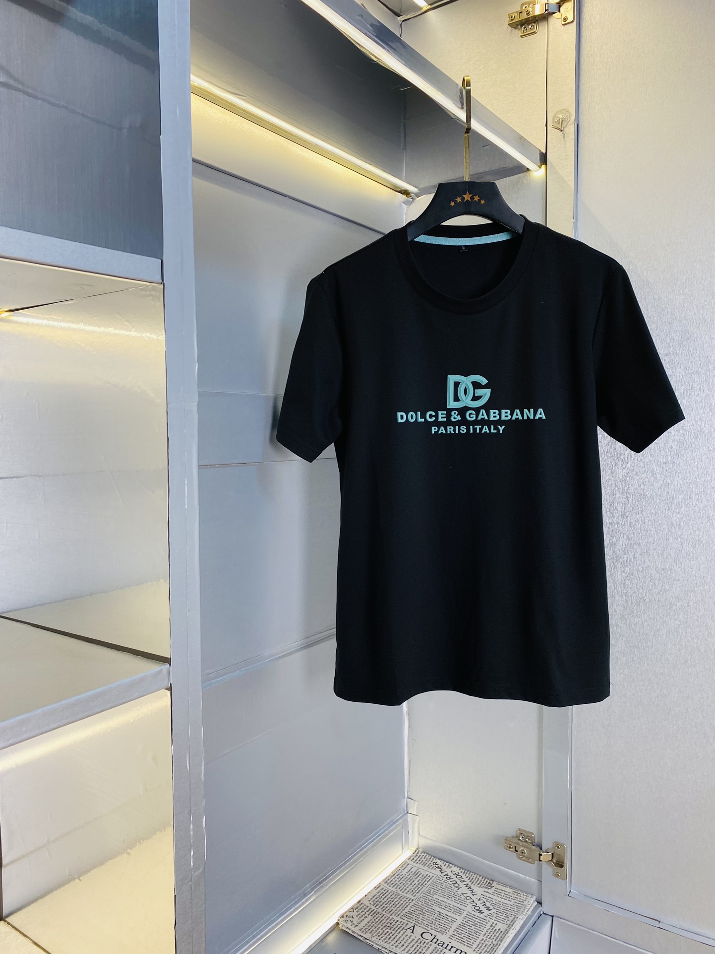 NO:130997,190 catties Dolce & Gabbana DG Original single quality 2025 latest short-sleeved counter customized top-grade double mercerized cotton imported fabrics All details are perfectly 1 to 1 replicate, restore the authentic 100% original hardware High-end custom auxiliary materials Original factory original standard The upper body effect is excellent Number of codes M-3XL,,Dolce & Gabbana,Dolce & Gabbana,T-shirt,alexander wang19860909可穿190斤 杜嘉班纳DG 原单品质 2025最新款短袖 精选专柜订制顶级双丝光棉进口面料 所有细节做工完美1比1复刻 还原正品百分百 原版五金 高端订制辅料 原厂原标 上身效果超赞 码数 M-3XL,,Dolce&Gabbana,Dolce&Gabbana,T-shirt,alexander wang,Men's clothing