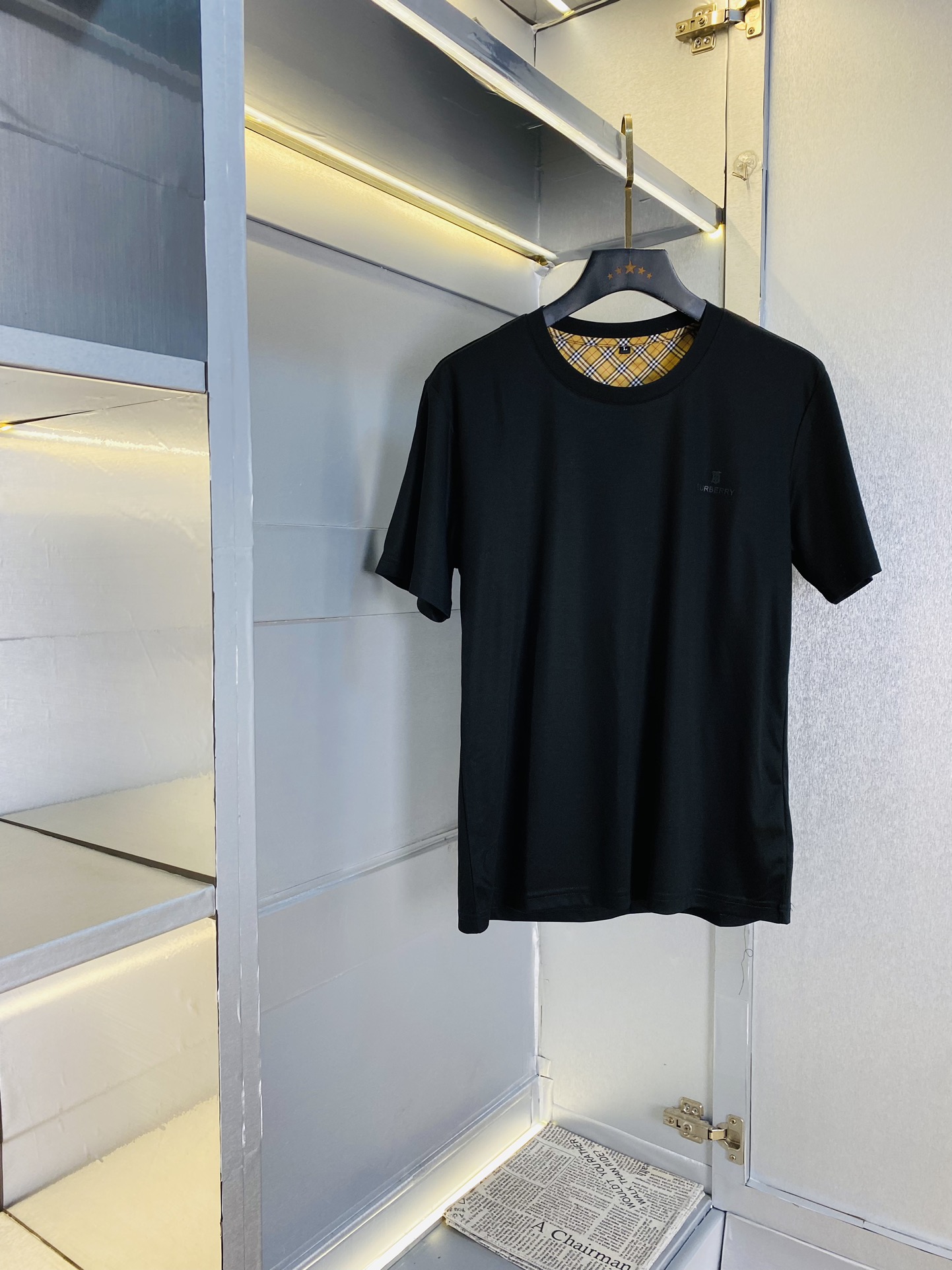 NO:130993,190 catties Burberry Burberry Original single quality 2025 latest short-sleeved counter customized top-grade double mercerized cotton imported fabrics. All details are perfectly 100% replica of authenticity. Original hardware. High-end customized auxiliary materials. Original original mark. Excellent upper body effect. Number of codes M-3XL,,burberry,burberry,T-shirt,alexander wang19860909可穿190斤 巴宝莉Burberry 原单品质 2025最新款短袖 精选专柜订制顶级双丝光棉进口面料 所有细节做工完美1比1复刻 还原正品百分百 原版五金 高端订制辅料 原厂原标 上身效果超赞 码数 M-3XL,,burberry,burberry,T-shirt,alexander wang,Men's clothing