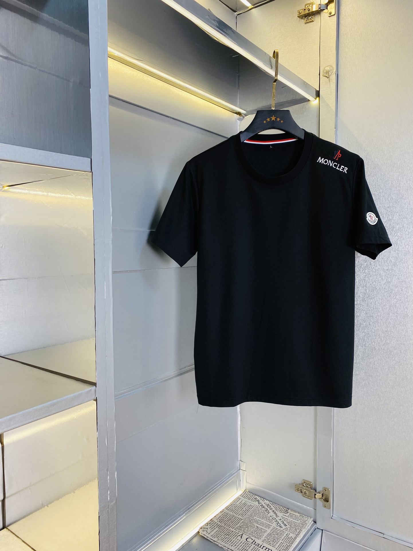 NO:130995,190 catties of masked Moncler Original single quality 2025 latest short-sleeved counter customized top-grade double mercerized cotton imported fabric. All details are perfectly 100% replicated. Original hardware. High-end customized auxiliary materials. Original original mark. Excellent upper body effect. Number of codes M-3XL,,christian louboutin,Moncler,T-shirt,alexander wang19860909可穿190斤 蒙口Moncler 原单品质 2025最新款短袖 精选专柜订制顶级双丝光棉进口面料 所有细节做工完美1比1复刻 还原正品百分百 原版五金 高端订制辅料 原厂原标 上身效果超赞 码数 M-3XL,,christian louboutin,Moncler,T-shirt,alexander wang,Men's clothing