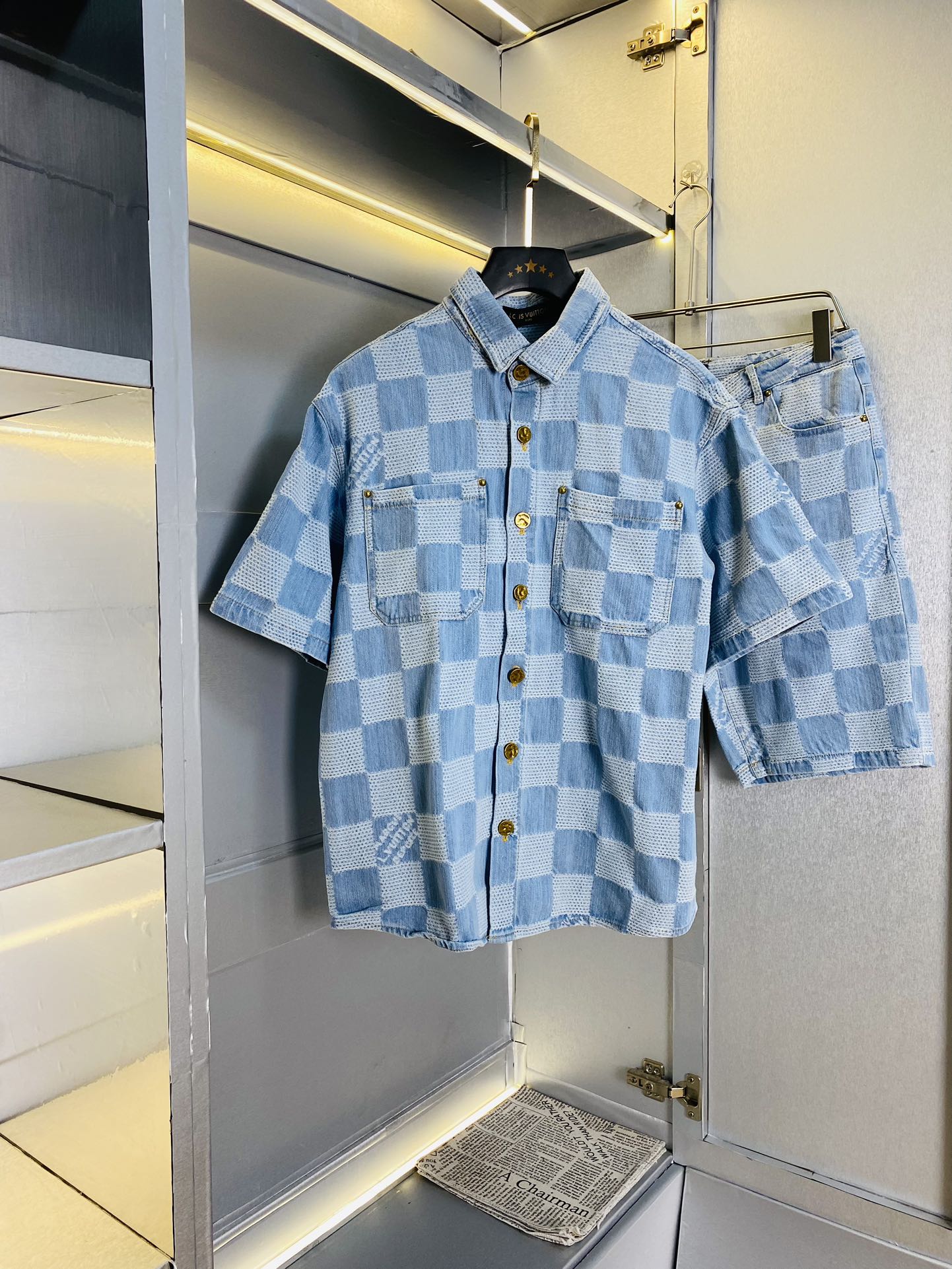 NO:515947,The official website original product Louis Vuitton Lv Simple and fashionable Early spring new denim suit short sleeve shorts suit shorts suit. It is very comfortable to wear, low-key and luxurious. It is very classy when worn, and there is no need to say much about the trouser style and cutting. The upper body is exquisite and vivid. The truly first-class quality is the real palace-grade casual pants elastic pants, which are made of Turkey cotton and produce the most famous tannin cloth. The quality is excellent, and the pants are soft after heavy washing!  Straight-footed style, not picky, the upper body is absolutely stylish, extremely luxurious. Size: M-3XL (175/130 catties wear M), louis vuitton, louis vuitton, shorts, T-shirt, alexander wang19860909官网原单货 路易威登Lv 简约时尚 早春新款牛仔套装短袖套装短裤套装 身穿着非常舒适 低调不失奢华 穿出去非常有档次,裤型款式和裁剪亦无需多言 上身精致跃然.真正一等一顶级质料 真正殿堂级的休闲裤松紧裤,选用土耳其的棉花 生产出最有名的单宁布 品质卓然,经过重水洗使得裤子很柔软！直脚的版型 不挑人 上身绝对的有型 极度奢华.码数:M-3XL（175/130斤穿M）,,louis vuitton,louis vuitton,shorts,T-shirt,alexander wang,Men's clothing