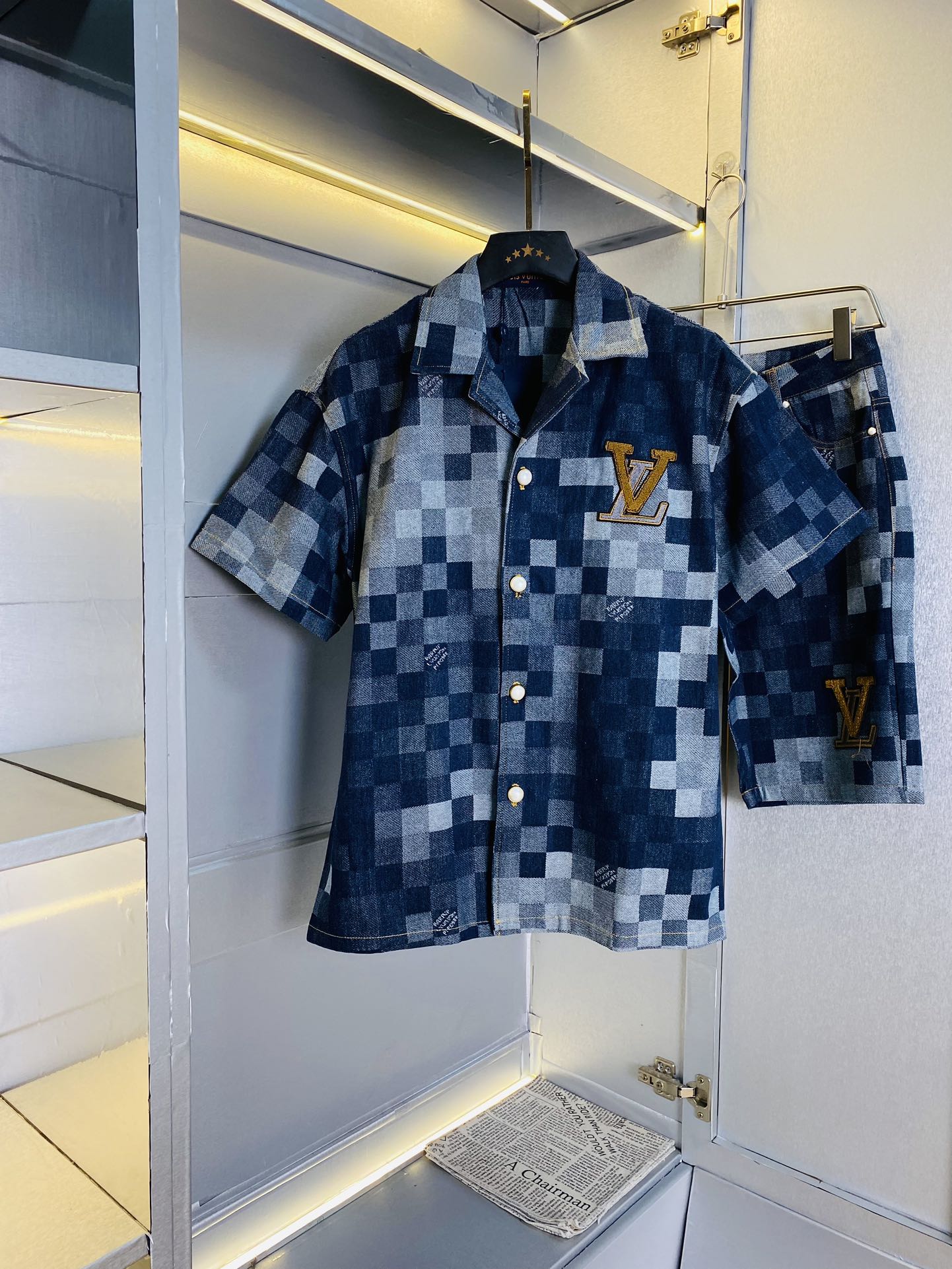 NO:116441,The original order of the official website can wear 210 kilograms Louis Vuitton Lv Simple and fashionable Early spring new denim suit short sleeve shorts suit shorts suit very comfortable to wear, low-key and luxurious, very classy when worn, no need to say much about the trouser style and cutting, the upper body is exquisite and vivid. The truly first-class quality is the real palace-grade casual pants elastic pants, which are made of Turkey cotton, and produce the most famous tannin cloth. The quality is excellent, and the pants are soft after heavy washing!  Straight-footed style, not picky, the upper body is absolutely stylish, extremely luxurious. Size: M-3XL (175/130 catties wear M), louis vuitton, louis vuitton, shorts, T-shirt, alexander wang19860909官网原单货 可穿210斤 路易威登Lv 简约时尚 早春新款牛仔套装短袖套装短裤套装 身穿着非常舒适 低调不失奢华 穿出去非常有档次,裤型款式和裁剪亦无需多言 上身精致跃然.真正一等一顶级质料 真正殿堂级的休闲裤松紧裤,选用土耳其的棉花 生产出最有名的单宁布 品质卓然,经过重水洗使得裤子很柔软！直脚的版型 不挑人 上身绝对的有型 极度奢华.码数:M-3XL（175/130斤穿M）,,louis vuitton,louis vuitton,shorts,T-shirt,alexander wang,Men's clothing