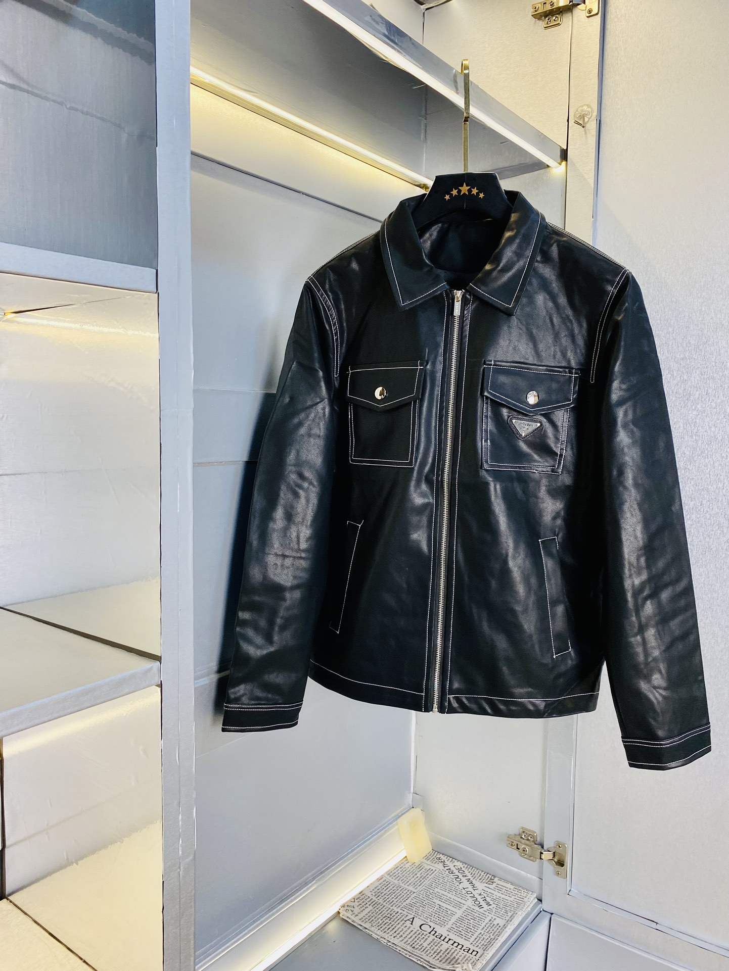 NO:117900,The original order of the official website can wear 190 catties Prada Prada 2025 spring model!  New leather jacket leather jacket windbreaker high version high quality original fabric internet celebrity celebrity model open mold custom hardware accessories very comfortable super versatile jacket non-market ordinary version casual comparison absolutely guaranteed quality color picture color size M-3XL,,prada,prada,jackets & coats,jackets & coats,leather jacket,alexander wang19860909官网原单货 可穿190斤普拉达Prada 2025春款！新款皮衣外套皮衣夹克防风衣 高版本高品质 原版面料网红明星同款 开模定制五金辅料 感非常舒服 超级百搭好看的一款外套 非市场普通版本 随意对比 品质绝对保证 颜色图色 尺码M-3XL,,prada,prada,jackets & coats,jackets & coats,leather jacket,alexander wang,Men's clothing