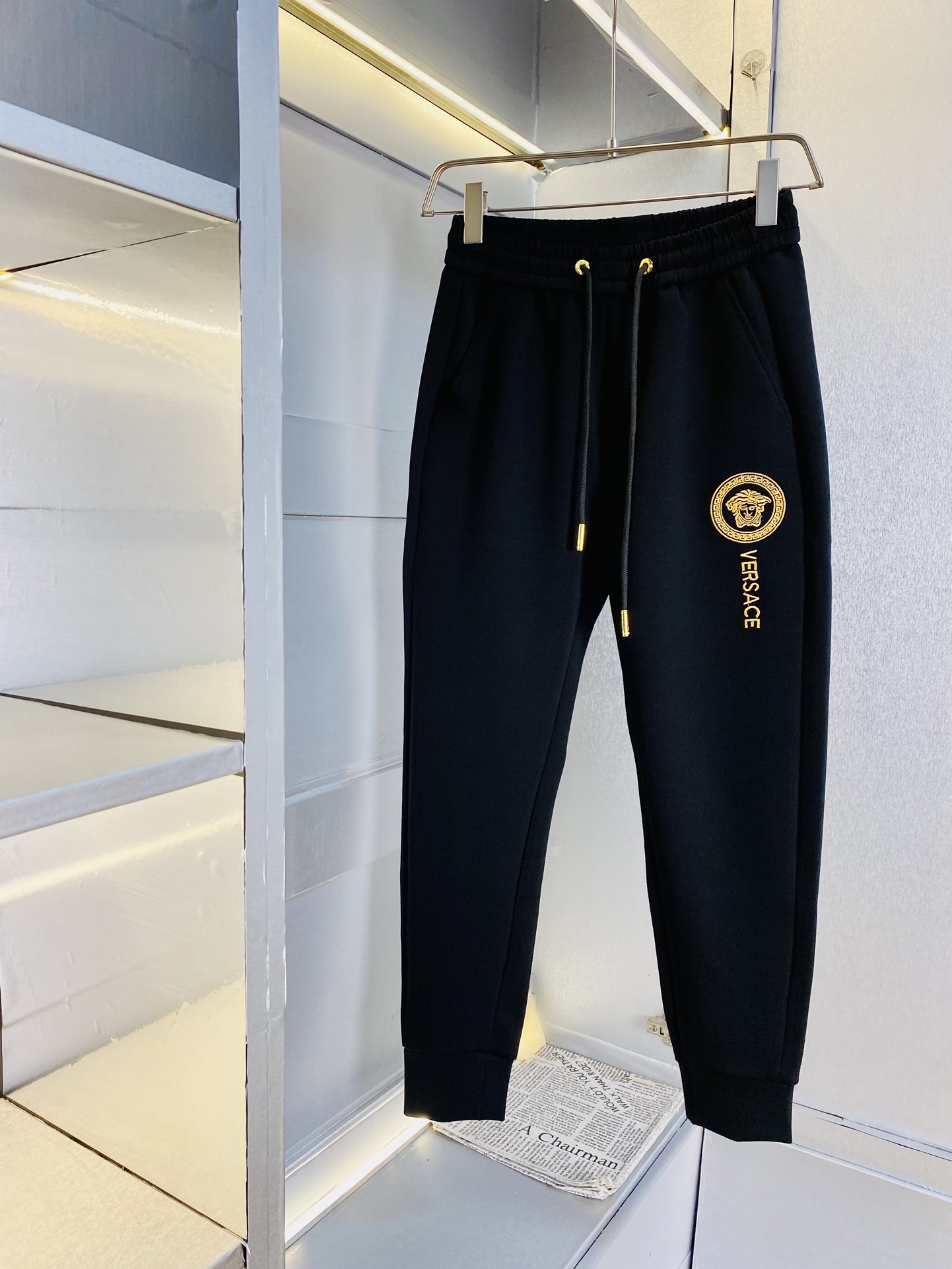 NO:116422,The original official website can wear 220 kilograms Versace, simple and fashionable, early autumn straight-leg casual pants, long trousers, trousers, elastic pants, cropped pants, very comfortable to wear, low-key and luxurious, very classy when worn, and there is no need to say much about the trousers style and cutting. The upper body is exquisite and vivid. The truly first-class material, the real palace-grade casual pants, elastic pants, uses Turkish cotton, produces the most famous tannin cloth. The quality is excellent, and the pants are soft after heavy washing!  Straight-footed style, not picky, absolutely stylish, expert design, extremely luxurious. Number of codes: M-4XL, versace, versace, alexander wang19860909官网原单货 可穿220斤范思哲Versace 简约时尚 早秋款直筒休闲裤长裤卫裤松紧裤九分裤身穿着非常舒适 低调不失奢华 穿出去非常有档次,裤型款式和裁剪亦无需多言 上身精致跃然.真正一等一顶级质料 真正殿堂级的休闲裤松紧裤,选用土耳其的棉花 生产出最有名的单宁布 品质卓然,经过重水洗使得裤子很柔软！直脚的版型 不挑人 上身绝对的有型 达人设计 极度奢华.码数:M-4XL,,versace,versace,alexander wang,Men's clothing