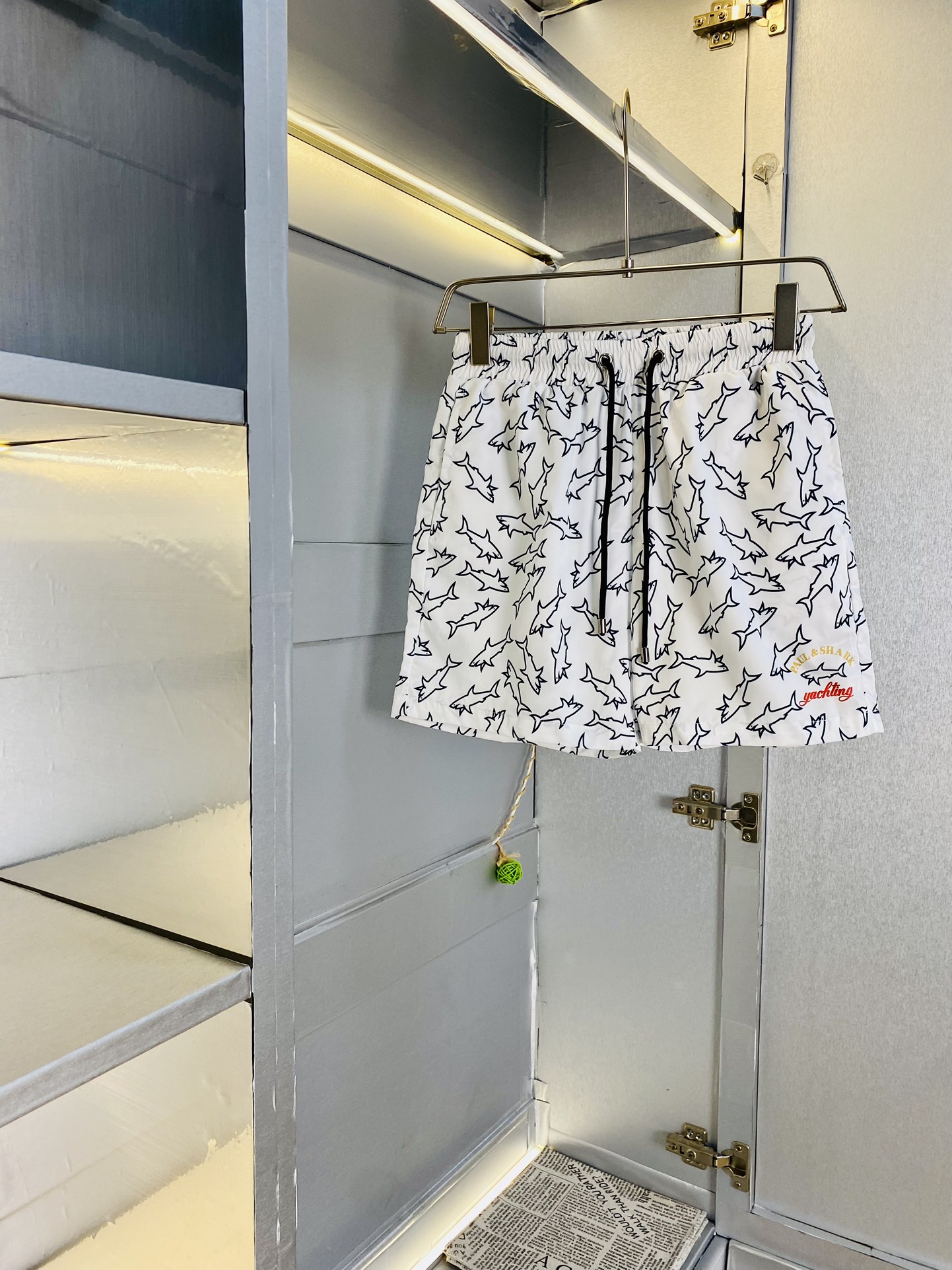 NO:161664,Original single product couple's shark 2025 summer new product shorts available simultaneously in the counter, complete three standards, with washing water mark, hardware with logo, fashionable casual pants, quick-drying pants, beach pants, imported original fabric, comfortable and breathable upper body, top craft pattern, waist craft thread enclosure, extremely high grade, super positive style, fashionable and stylish upper body!  A must-have item for spring and summer wardrobe!  Size M-3XL, shorts, alexander wang19860909原单货 情侣款鲨鱼 2025夏季新品短裤 专柜同步有售,三标齐全 带洗水唛 五金带Logo,时尚休闲裤 速干裤 沙滩裤,进口原版面料,上身舒适透气,顶级工艺图案,腰围工艺螺纹围接,档次极高,版型超正,上身时尚有型！春夏衣橱必备单品！尺码M-3XL,,shorts,alexander wang,Men's clothing