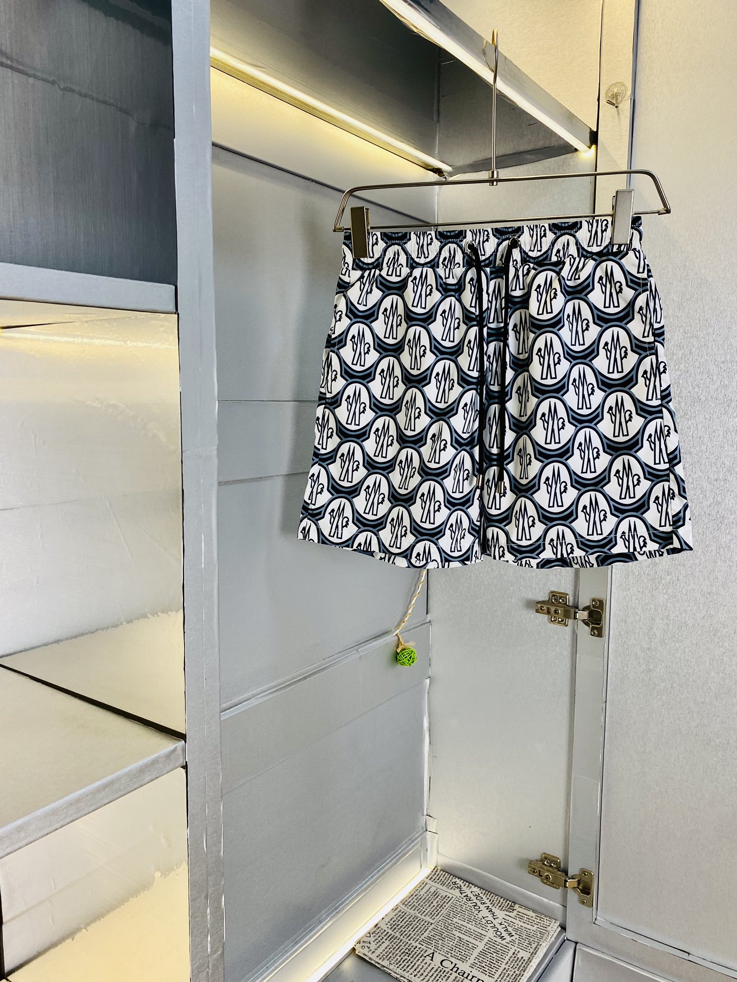 NO:116437,Original single product couple's masked Moncler 2025 summer new shorts available at the counter, complete three standards, with washing water mark, hardware with logo, fashionable casual pants, quick-drying pants, beach pants, imported original fabric, comfortable and breathable upper body, top craft pattern, waist craft thread surround, extremely high grade, super positive style, fashionable and stylish upper body!  A must-have item for spring and summer wardrobe!  Size M-3XL, christian louboutin, Moncler, shorts, alexander wang19860909原单货 情侣款蒙口Moncler 2025夏季新品短裤 专柜同步有售,三标齐全 带洗水唛 五金带Logo,时尚休闲裤 速干裤 沙滩裤,进口原版面料,上身舒适透气,顶级工艺图案,腰围工艺螺纹围接,档次极高,版型超正,上身时尚有型！春夏衣橱必备单品！尺码M-3XL,,christian louboutin,Moncler,shorts,alexander wang,Men's clothing