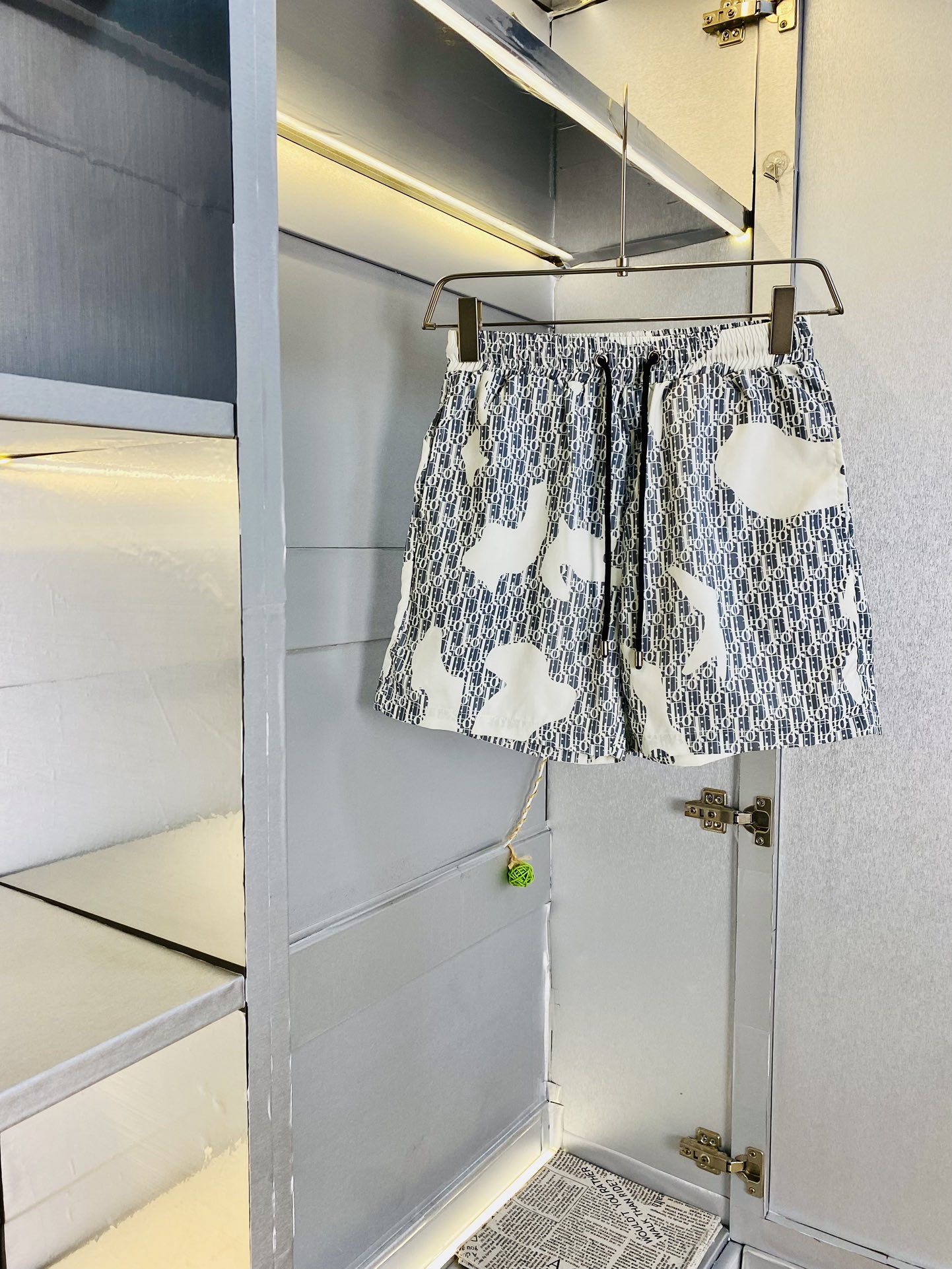 NO:116440,Original single product, couple Dior Dior 2025 summer new shorts available at the counter, complete three standards, with washing water mark, hardware with logo, fashionable casual pants, quick-drying pants, beach pants, imported original fabric, comfortable and breathable upper body, top craft pattern, waist craft thread enclosure, extremely high grade, super positive style, fashionable and stylish upper body!  A must-have item for spring and summer wardrobe!  Size M-3XL, dior, dior, shorts, alexander wang19860909原单货 情侣款迪奥Dior 2025夏季新品短裤 专柜同步有售,三标齐全 带洗水唛 五金带Logo,时尚休闲裤 速干裤 沙滩裤,进口原版面料,上身舒适透气,顶级工艺图案,腰围工艺螺纹围接,档次极高,版型超正,上身时尚有型！春夏衣橱必备单品！尺码M-3XL,,dior,dior,shorts,alexander wang,Men's clothing