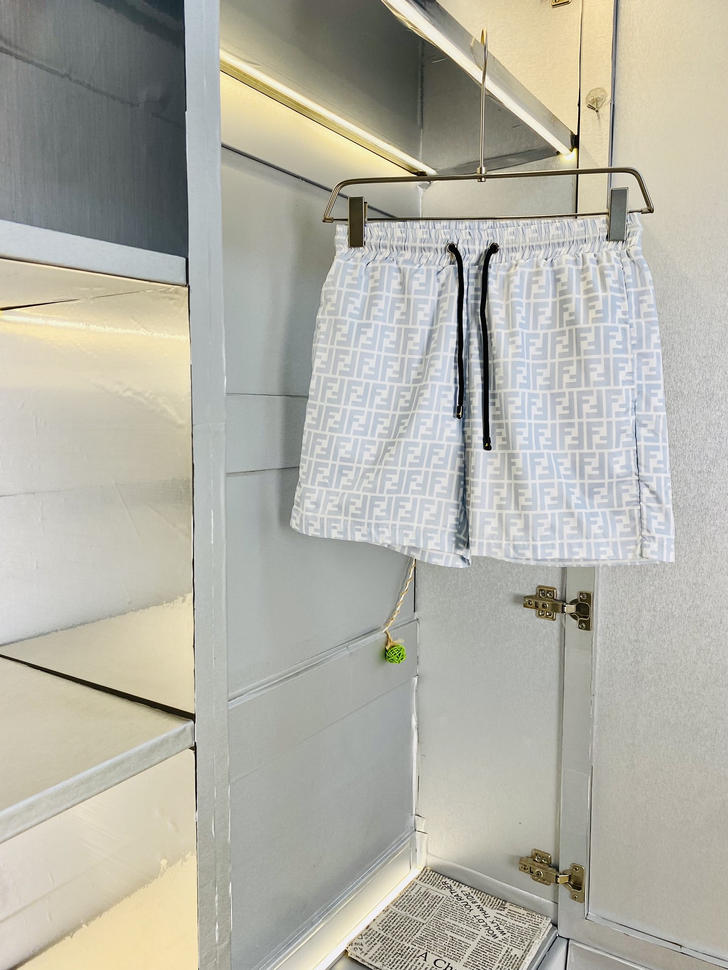 NO:116425,Original single product couples Fendi 2025 summer new shorts available at the counter, complete three standards, with washing water mark, hardware with logo, fashionable casual pants, quick-drying pants, beach pants, imported original fabric, comfortable and breathable upper body, top craft pattern, waist craft thread surround, extremely high grade, super positive style, fashionable and stylish upper body!  A must-have item for spring and summer wardrobe!  Size M-3XL, fendi, fendi, shorts, alexander wang19860909原单货 情侣款芬迪Fendi 2025夏季新品短裤 专柜同步有售,三标齐全 带洗水唛 五金带Logo,时尚休闲裤 速干裤 沙滩裤,进口原版面料,上身舒适透气,顶级工艺图案,腰围工艺螺纹围接,档次极高,版型超正,上身时尚有型！春夏衣橱必备单品！尺码M-3XL,,fendi,fendi,shorts,alexander wang,Men's clothing