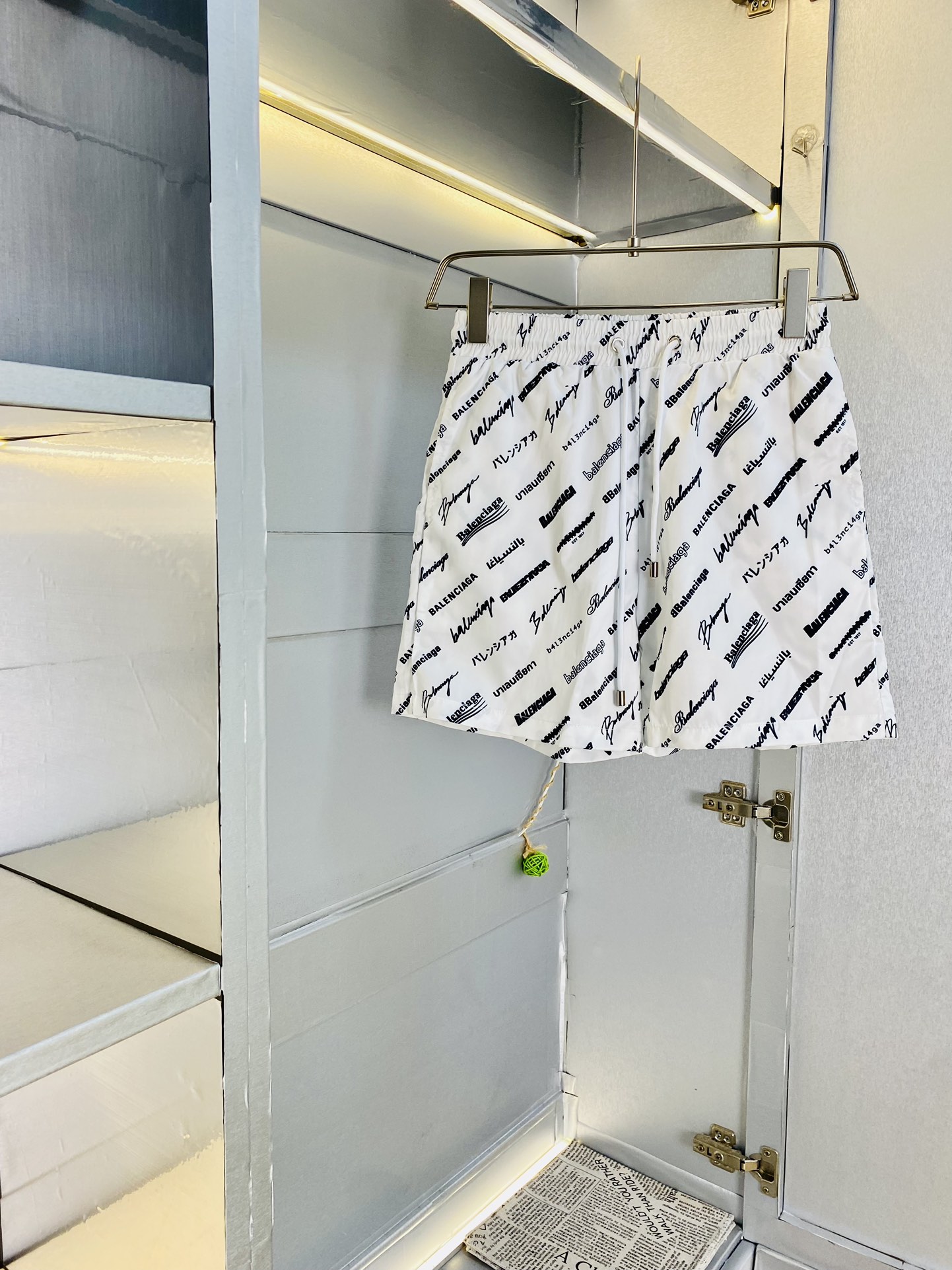 NO:474825,Original single product, couples Balenciaga 2025 summer new shorts available at the counter, three standards complete with washing water mark, hardware with logo, fashionable casual pants, quick-drying pants, beach pants, imported original fabric, comfortable and breathable upper body, top craft pattern, waist craft thread enclosure, extremely high grade, super positive style, fashionable and stylish upper body!  A must-have item for spring and summer wardrobe!  Size M-3XL, balenciaga, balenciaga, shorts, alexander wang19860909原单货 情侣款巴黎世家Balenciaga 2025夏季新品短裤 专柜同步有售,三标齐全 带洗水唛 五金带Logo,时尚休闲裤 速干裤 沙滩裤,进口原版面料,上身舒适透气,顶级工艺图案,腰围工艺螺纹围接,档次极高,版型超正,上身时尚有型！春夏衣橱必备单品！尺码M-3XL,,balenciaga,balenciaga,shorts,alexander wang,Men's clothing