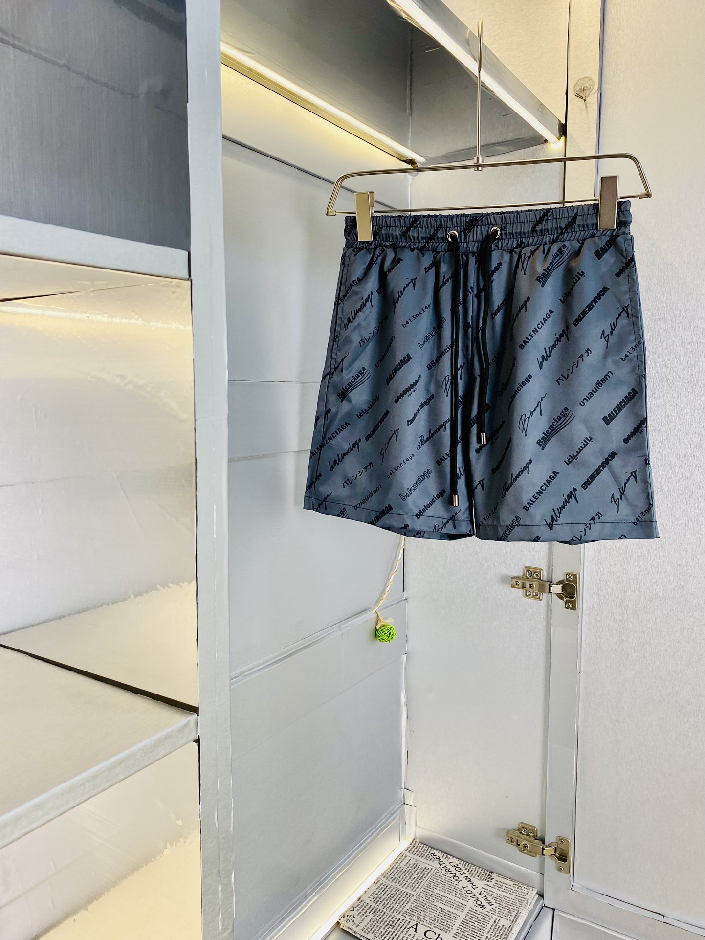 NO:454024,Original single product, couple's Balenciaga new summer shorts, available at the counter, complete three standards, wash water mark, hardware with logo, fashionable casual pants, quick-drying pants, beach pants, imported original fabric, comfortable and breathable upper body, top craft pattern, waist craft thread surround, extremely high grade, super positive style, fashionable and stylish upper body!  A must-have item for spring and summer wardrobe!  Size M-3XL, balenciaga, balenciaga, shorts, alexander wang19860909原单货 情侣款巴黎世家Balenciaga 夏季新品短裤 专柜同步有售,三标齐全 带洗水唛 五金带Logo,时尚休闲裤 速干裤 沙滩裤,进口原版面料,上身舒适透气,顶级工艺图案,腰围工艺螺纹围接,档次极高,版型超正,上身时尚有型！春夏衣橱必备单品！尺码M-3XL,,balenciaga,balenciaga,shorts,alexander wang,Men's clothing